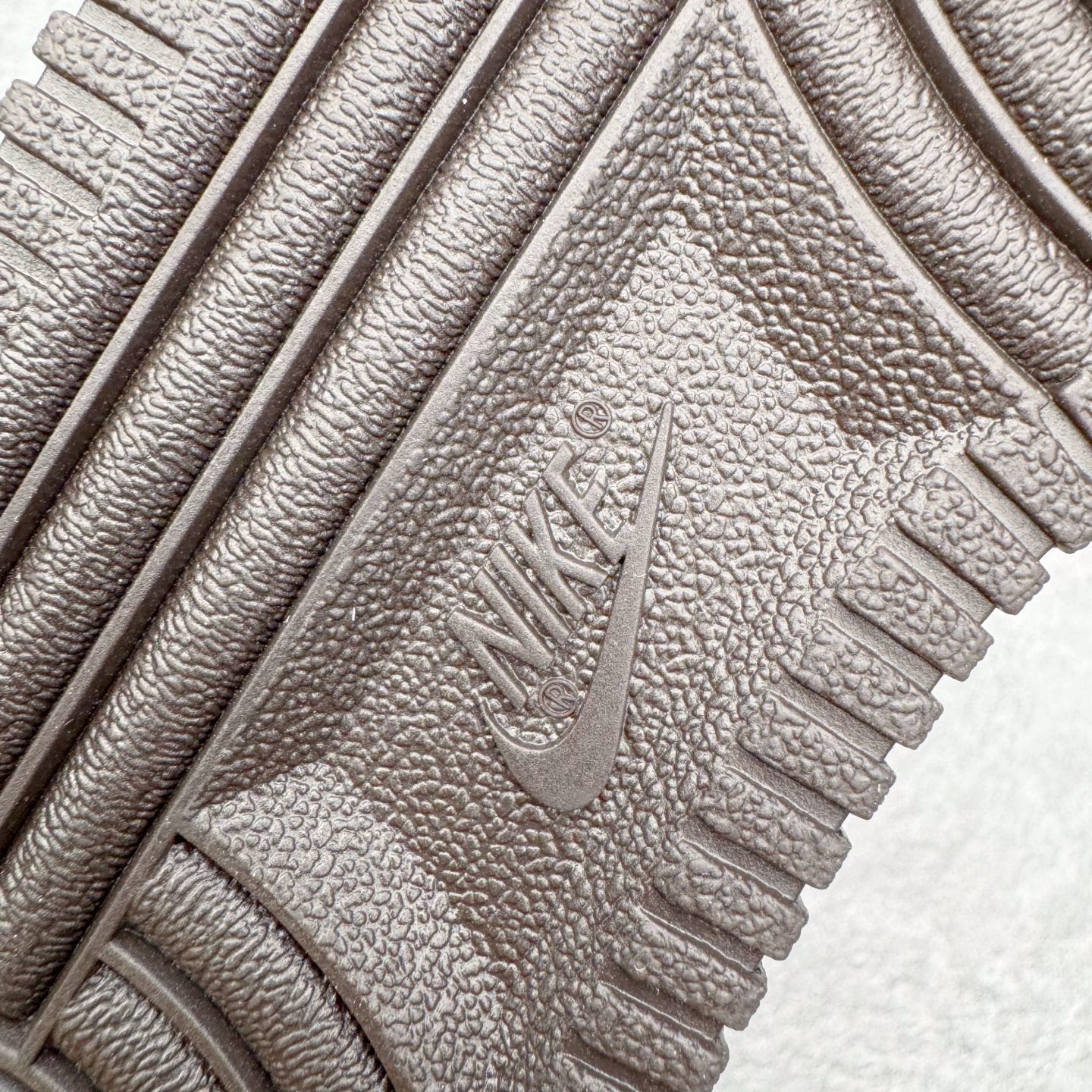 图片[10]-＃GX NK Air Force 1 Low \’07 空军一号低帮经典板鞋 深棕色 IH1698-200 经典老鞋 完美复刻 不规则波浪大底咬花 全鞋电脑针车 工整有序 视觉效果满分 原厂拉帮手法 标准四线 密度针距针孔大小控制到位 原装反口里网布海绵 正确卡色网眼大小 新版鞋撑改用纸团代替 原厂港宝加持完美还原灵魂版型 原盒原配从里到外百分百还原 原厂全头层原厂皮料 原标原盒 内置Sole气垫 中底白色背胶 中底划线 已经无限的接近公司 原厂楦头 原厂刺绣 后跟弧度修正 独家私模最大开发到48.5 尺码：35.5 36 37.5 38 38.5 39 40 40.5 41 42 42.5 43 44 44.5 45 46 47.5 48.5-选品中心