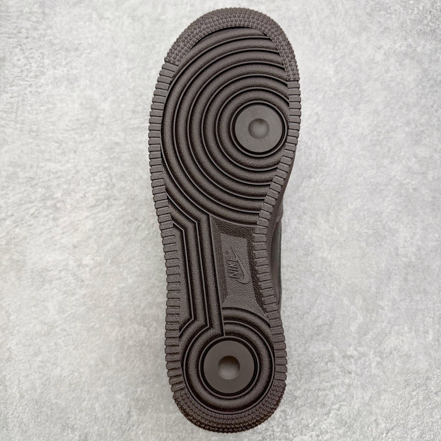 图片[9]-＃GX NK Air Force 1 Low \’07 空军一号低帮经典板鞋 深棕色 IH1698-200 经典老鞋 完美复刻 不规则波浪大底咬花 全鞋电脑针车 工整有序 视觉效果满分 原厂拉帮手法 标准四线 密度针距针孔大小控制到位 原装反口里网布海绵 正确卡色网眼大小 新版鞋撑改用纸团代替 原厂港宝加持完美还原灵魂版型 原盒原配从里到外百分百还原 原厂全头层原厂皮料 原标原盒 内置Sole气垫 中底白色背胶 中底划线 已经无限的接近公司 原厂楦头 原厂刺绣 后跟弧度修正 独家私模最大开发到48.5 尺码：35.5 36 37.5 38 38.5 39 40 40.5 41 42 42.5 43 44 44.5 45 46 47.5 48.5-选品中心