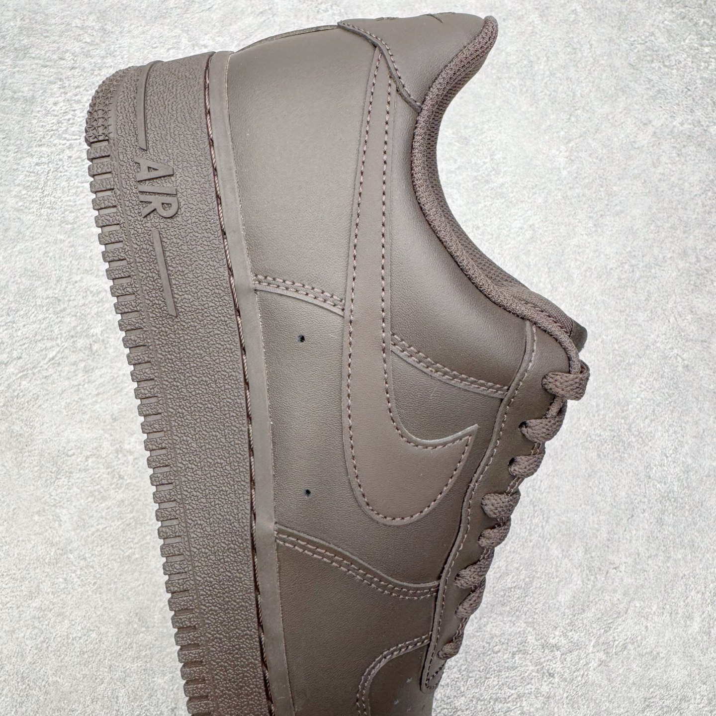 图片[6]-＃GX NK Air Force 1 Low \’07 空军一号低帮经典板鞋 深棕色 IH1698-200 经典老鞋 完美复刻 不规则波浪大底咬花 全鞋电脑针车 工整有序 视觉效果满分 原厂拉帮手法 标准四线 密度针距针孔大小控制到位 原装反口里网布海绵 正确卡色网眼大小 新版鞋撑改用纸团代替 原厂港宝加持完美还原灵魂版型 原盒原配从里到外百分百还原 原厂全头层原厂皮料 原标原盒 内置Sole气垫 中底白色背胶 中底划线 已经无限的接近公司 原厂楦头 原厂刺绣 后跟弧度修正 独家私模最大开发到48.5 尺码：35.5 36 37.5 38 38.5 39 40 40.5 41 42 42.5 43 44 44.5 45 46 47.5 48.5-选品中心