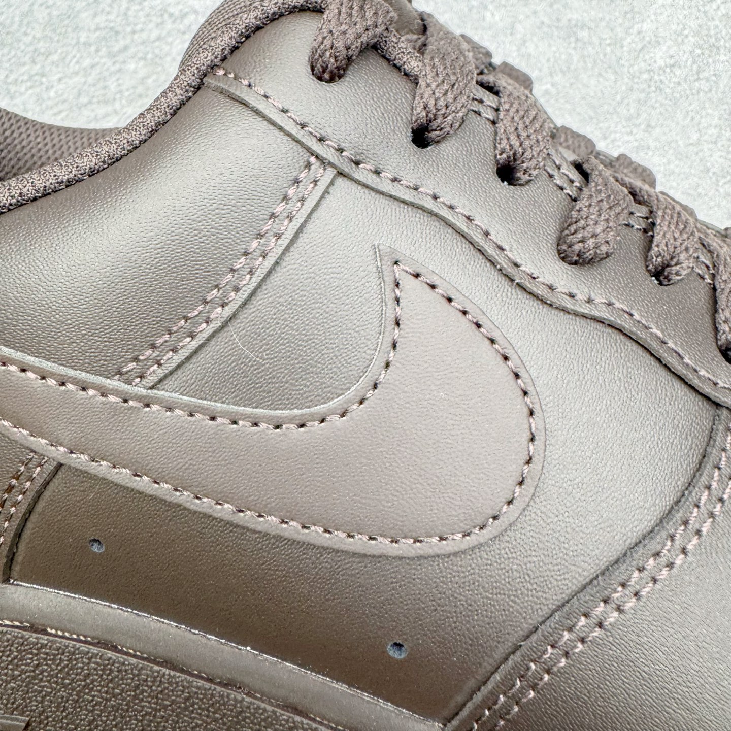 图片[17]-＃GX NK Air Force 1 Low \’07 空军一号低帮经典板鞋 深棕色 IH1698-200 经典老鞋 完美复刻 不规则波浪大底咬花 全鞋电脑针车 工整有序 视觉效果满分 原厂拉帮手法 标准四线 密度针距针孔大小控制到位 原装反口里网布海绵 正确卡色网眼大小 新版鞋撑改用纸团代替 原厂港宝加持完美还原灵魂版型 原盒原配从里到外百分百还原 原厂全头层原厂皮料 原标原盒 内置Sole气垫 中底白色背胶 中底划线 已经无限的接近公司 原厂楦头 原厂刺绣 后跟弧度修正 独家私模最大开发到48.5 尺码：35.5 36 37.5 38 38.5 39 40 40.5 41 42 42.5 43 44 44.5 45 46 47.5 48.5-选品中心