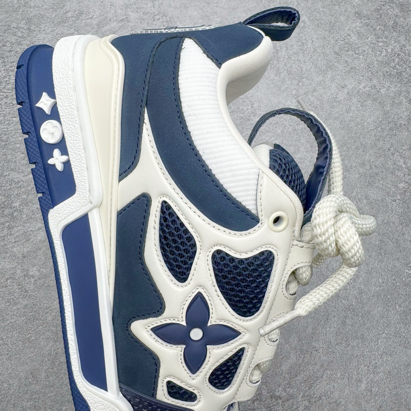 图片[6]-＃GD广顶 Louis Vuitton SKATE lv路易威登系带时装走秀运动时尚板鞋 外贸零售特供批次 2023全新纸板数据 印花高频效果碾压市面 市售天花板产物 耗时半年巨作 全套原厂新版原纸板楦头开发 原厂特供皮料加持 市场所有版本中综合最强的货品 GD实力大厂出品 全网最全配色更新最快 最成熟的做工稳定的品控 完美鞋型超高的清洁度 零毛边线头瑕疵 全套原楦原纸版原鞋开模 全网最具灵魂的版型 正确原装黄色鞋盒 正确中底印花 鞋面印花3D高频深度立体 全鞋电脑针车 紧密相连 针距密度一致 环保乳胶注塑鞋垫 厚度脚感还原原版 皮面裁剪部位 统一油边封口工艺 原装橡胶大底含胶量大底组合零偏差 专柜全套包装 防尘袋 说明书 质保卡 男女鞋 尺码：35 36 37 38 39 40 41 42 43 44 45-选品中心