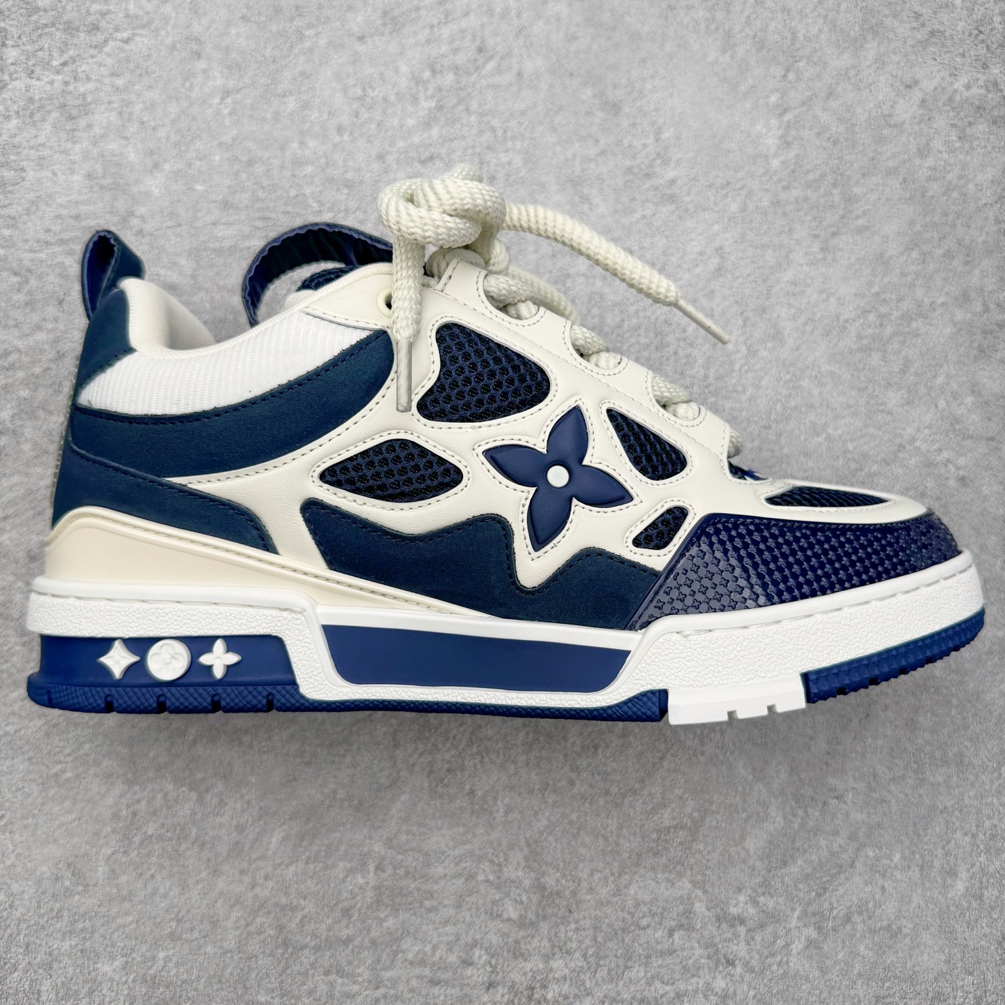 ＃GD广顶 Louis Vuitton SKATE lv路易威登系带时装走秀运动时尚板鞋 外贸零售特供批次 2023全新纸板数据 印花高频效果碾压市面 市售天花板产物 耗时半年巨作 全套原厂新版原纸板楦头开发 原厂特供皮料加持 市场所有版本中综合最强的货品 GD实力大厂出品 全网最全配色更新最快 最成熟的做工稳定的品控 完美鞋型超高的清洁度 零毛边线头瑕疵 全套原楦原纸版原鞋开模 全网最具灵魂的版型 正确原装黄色鞋盒 正确中底印花 鞋面印花3D高频深度立体 全鞋电脑针车 紧密相连 针距密度一致 环保乳胶注塑鞋垫 厚度脚感还原原版 皮面裁剪部位 统一油边封口工艺 原装橡胶大底含胶量大底组合零偏差 专柜全套包装 防尘袋 说明书 质保卡 男女鞋 尺码：35 36 37 38 39 40 41 42 43 44 45-选品中心