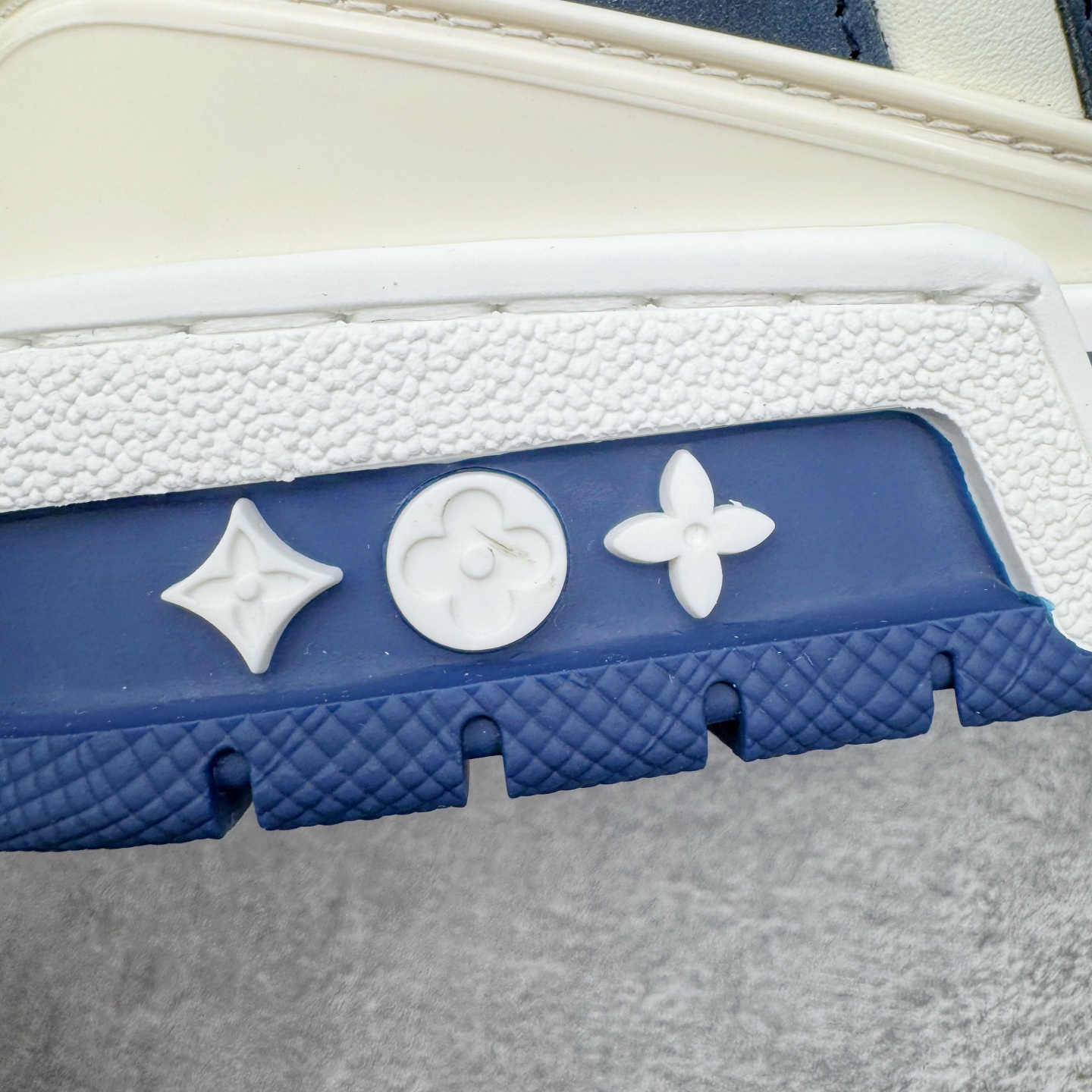 图片[16]-＃GD广顶 Louis Vuitton SKATE lv路易威登系带时装走秀运动时尚板鞋 外贸零售特供批次 2023全新纸板数据 印花高频效果碾压市面 市售天花板产物 耗时半年巨作 全套原厂新版原纸板楦头开发 原厂特供皮料加持 市场所有版本中综合最强的货品 GD实力大厂出品 全网最全配色更新最快 最成熟的做工稳定的品控 完美鞋型超高的清洁度 零毛边线头瑕疵 全套原楦原纸版原鞋开模 全网最具灵魂的版型 正确原装黄色鞋盒 正确中底印花 鞋面印花3D高频深度立体 全鞋电脑针车 紧密相连 针距密度一致 环保乳胶注塑鞋垫 厚度脚感还原原版 皮面裁剪部位 统一油边封口工艺 原装橡胶大底含胶量大底组合零偏差 专柜全套包装 防尘袋 说明书 质保卡 男女鞋 尺码：35 36 37 38 39 40 41 42 43 44 45-选品中心