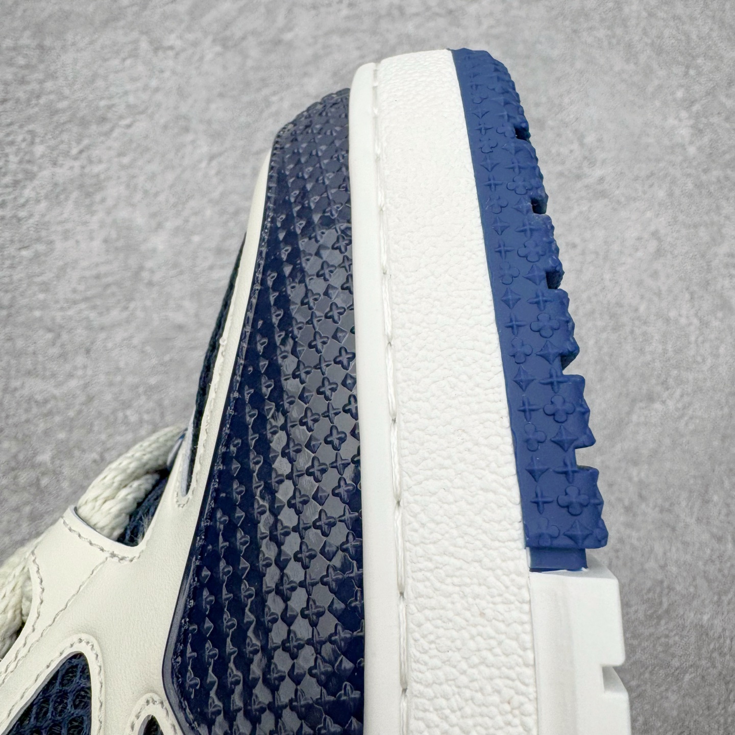 图片[19]-＃GD广顶 Louis Vuitton SKATE lv路易威登系带时装走秀运动时尚板鞋 外贸零售特供批次 2023全新纸板数据 印花高频效果碾压市面 市售天花板产物 耗时半年巨作 全套原厂新版原纸板楦头开发 原厂特供皮料加持 市场所有版本中综合最强的货品 GD实力大厂出品 全网最全配色更新最快 最成熟的做工稳定的品控 完美鞋型超高的清洁度 零毛边线头瑕疵 全套原楦原纸版原鞋开模 全网最具灵魂的版型 正确原装黄色鞋盒 正确中底印花 鞋面印花3D高频深度立体 全鞋电脑针车 紧密相连 针距密度一致 环保乳胶注塑鞋垫 厚度脚感还原原版 皮面裁剪部位 统一油边封口工艺 原装橡胶大底含胶量大底组合零偏差 专柜全套包装 防尘袋 说明书 质保卡 男女鞋 尺码：35 36 37 38 39 40 41 42 43 44 45-选品中心