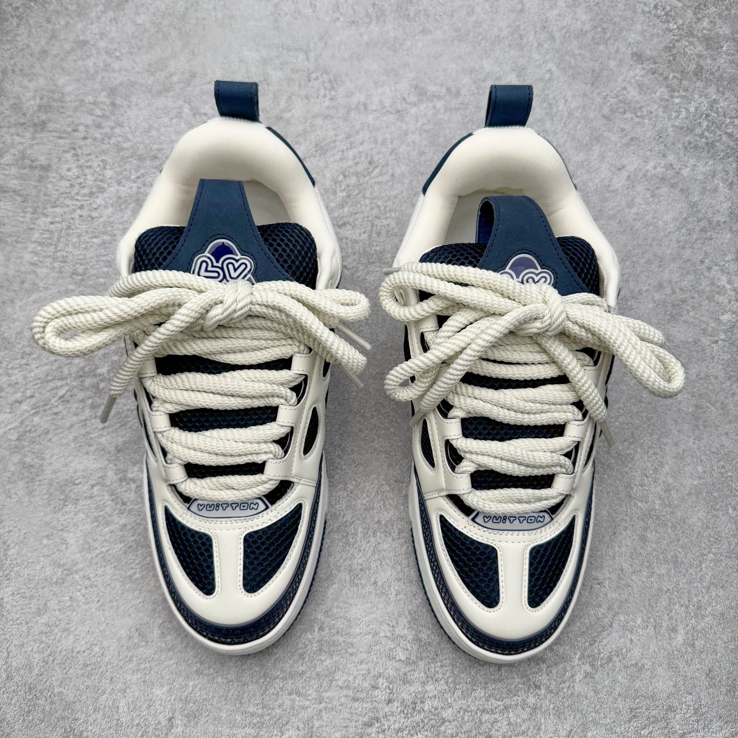 图片[2]-＃GD广顶 Louis Vuitton SKATE lv路易威登系带时装走秀运动时尚板鞋 外贸零售特供批次 2023全新纸板数据 印花高频效果碾压市面 市售天花板产物 耗时半年巨作 全套原厂新版原纸板楦头开发 原厂特供皮料加持 市场所有版本中综合最强的货品 GD实力大厂出品 全网最全配色更新最快 最成熟的做工稳定的品控 完美鞋型超高的清洁度 零毛边线头瑕疵 全套原楦原纸版原鞋开模 全网最具灵魂的版型 正确原装黄色鞋盒 正确中底印花 鞋面印花3D高频深度立体 全鞋电脑针车 紧密相连 针距密度一致 环保乳胶注塑鞋垫 厚度脚感还原原版 皮面裁剪部位 统一油边封口工艺 原装橡胶大底含胶量大底组合零偏差 专柜全套包装 防尘袋 说明书 质保卡 男女鞋 尺码：35 36 37 38 39 40 41 42 43 44 45-选品中心