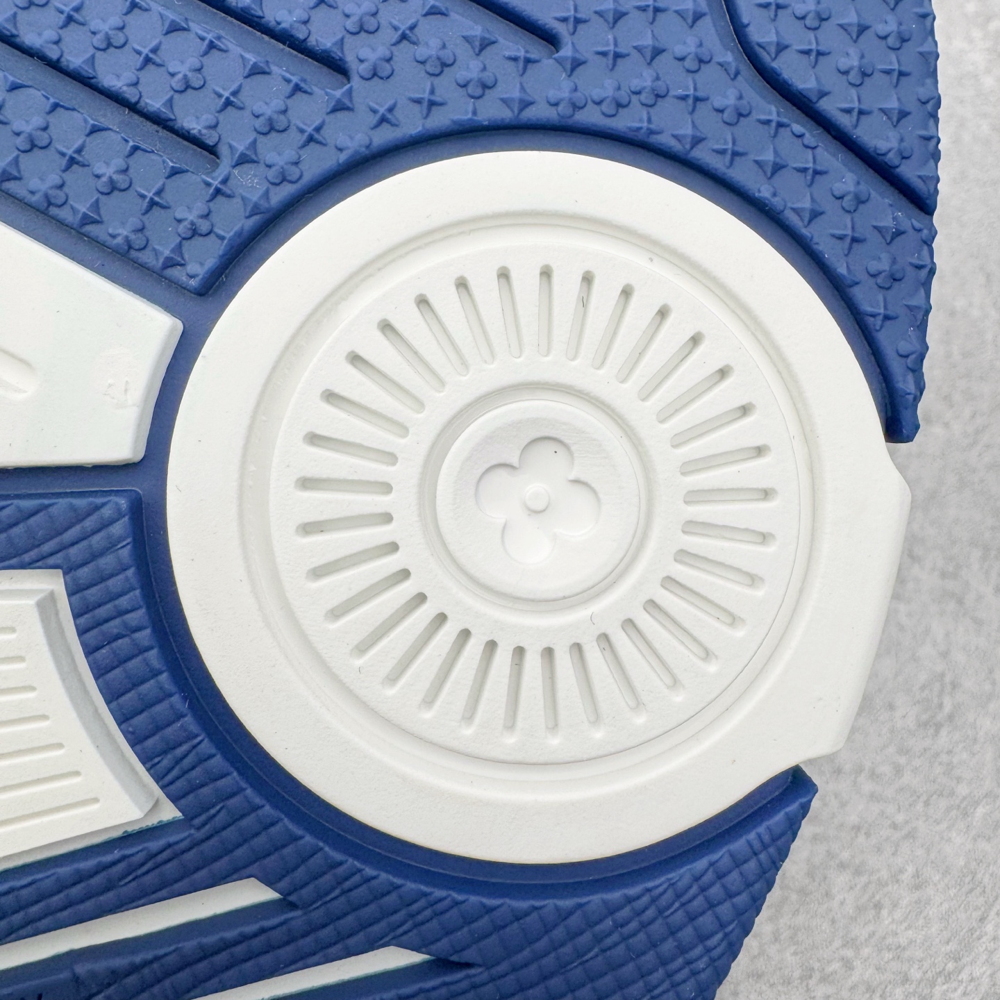 图片[12]-＃GD广顶 Louis Vuitton SKATE lv路易威登系带时装走秀运动时尚板鞋 外贸零售特供批次 2023全新纸板数据 印花高频效果碾压市面 市售天花板产物 耗时半年巨作 全套原厂新版原纸板楦头开发 原厂特供皮料加持 市场所有版本中综合最强的货品 GD实力大厂出品 全网最全配色更新最快 最成熟的做工稳定的品控 完美鞋型超高的清洁度 零毛边线头瑕疵 全套原楦原纸版原鞋开模 全网最具灵魂的版型 正确原装黄色鞋盒 正确中底印花 鞋面印花3D高频深度立体 全鞋电脑针车 紧密相连 针距密度一致 环保乳胶注塑鞋垫 厚度脚感还原原版 皮面裁剪部位 统一油边封口工艺 原装橡胶大底含胶量大底组合零偏差 专柜全套包装 防尘袋 说明书 质保卡 男女鞋 尺码：35 36 37 38 39 40 41 42 43 44 45-选品中心