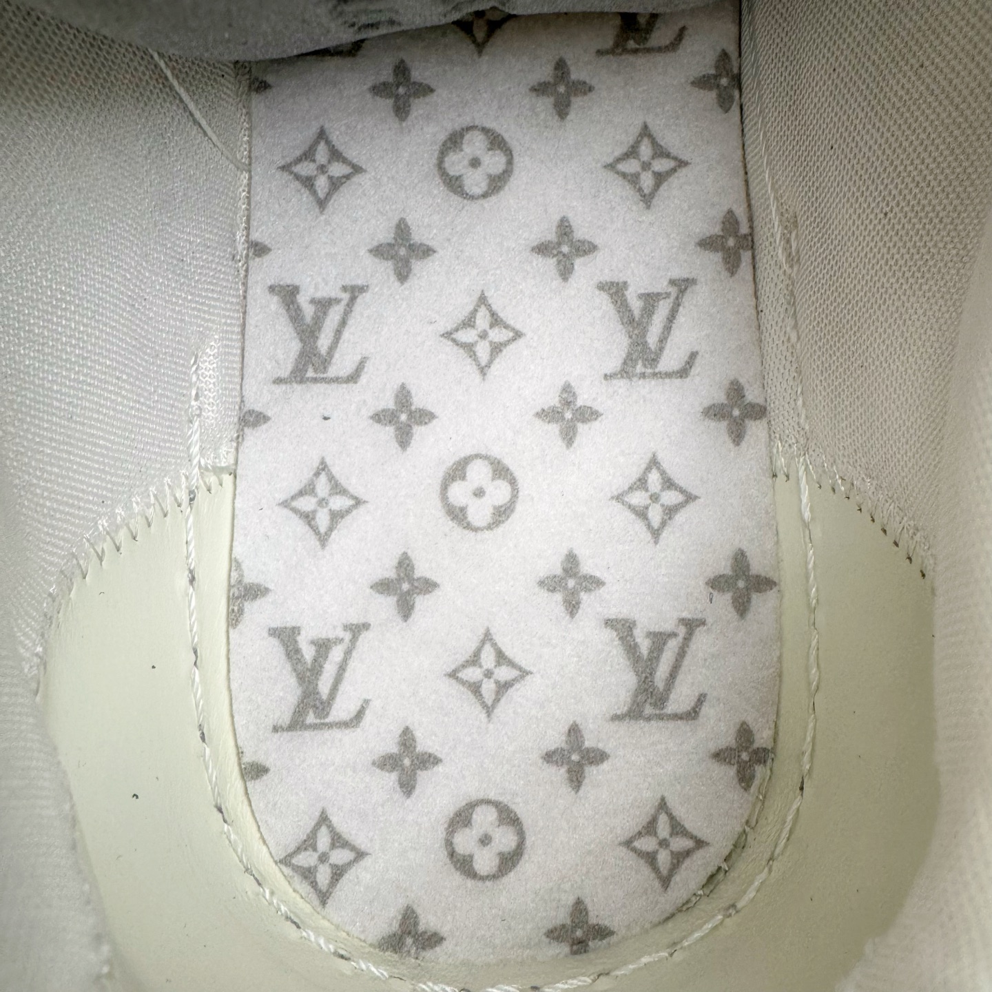 图片[13]-＃GD广顶 Louis Vuitton SKATE lv路易威登系带时装走秀运动时尚板鞋 外贸零售特供批次 2023全新纸板数据 印花高频效果碾压市面 市售天花板产物 耗时半年巨作 全套原厂新版原纸板楦头开发 原厂特供皮料加持 市场所有版本中综合最强的货品 GD实力大厂出品 全网最全配色更新最快 最成熟的做工稳定的品控 完美鞋型超高的清洁度 零毛边线头瑕疵 全套原楦原纸版原鞋开模 全网最具灵魂的版型 正确原装黄色鞋盒 正确中底印花 鞋面印花3D高频深度立体 全鞋电脑针车 紧密相连 针距密度一致 环保乳胶注塑鞋垫 厚度脚感还原原版 皮面裁剪部位 统一油边封口工艺 原装橡胶大底含胶量大底组合零偏差 专柜全套包装 防尘袋 说明书 质保卡 男女鞋 尺码：35 36 37 38 39 40 41 42 43 44 45-选品中心