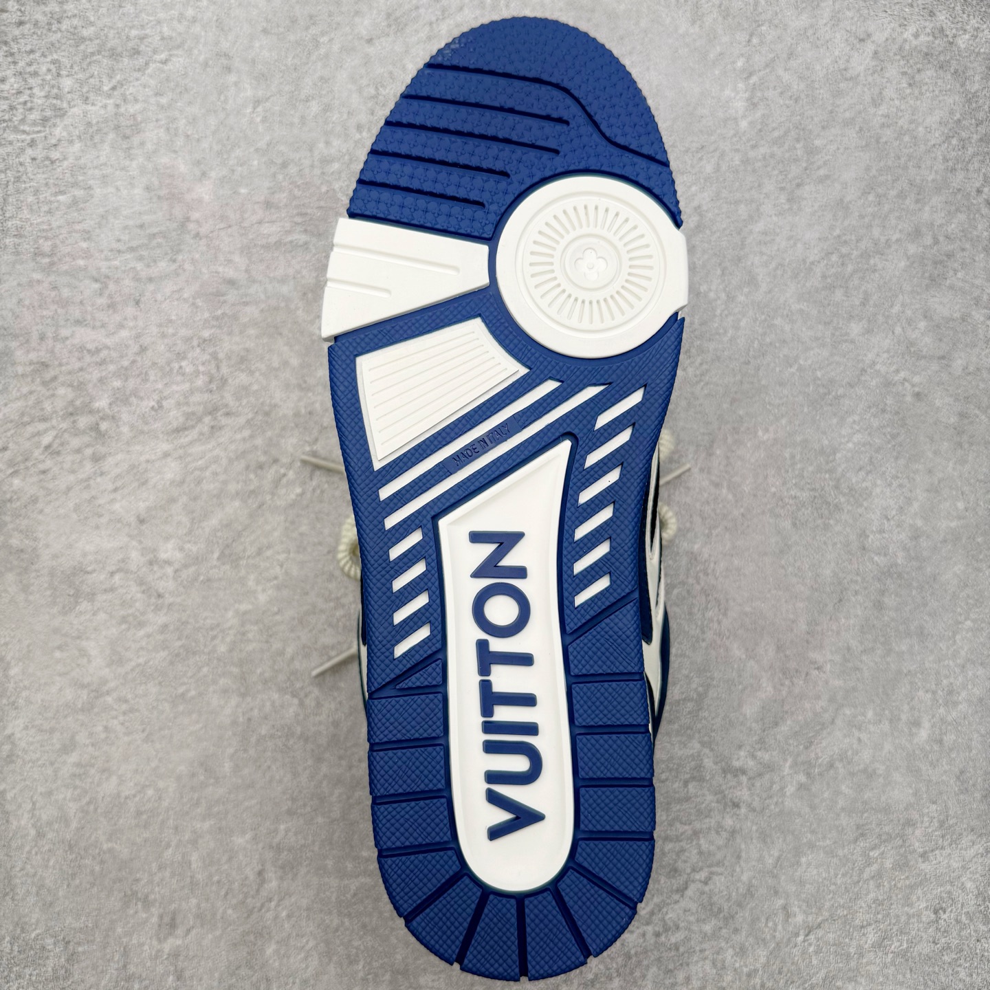 图片[9]-＃GD广顶 Louis Vuitton SKATE lv路易威登系带时装走秀运动时尚板鞋 外贸零售特供批次 2023全新纸板数据 印花高频效果碾压市面 市售天花板产物 耗时半年巨作 全套原厂新版原纸板楦头开发 原厂特供皮料加持 市场所有版本中综合最强的货品 GD实力大厂出品 全网最全配色更新最快 最成熟的做工稳定的品控 完美鞋型超高的清洁度 零毛边线头瑕疵 全套原楦原纸版原鞋开模 全网最具灵魂的版型 正确原装黄色鞋盒 正确中底印花 鞋面印花3D高频深度立体 全鞋电脑针车 紧密相连 针距密度一致 环保乳胶注塑鞋垫 厚度脚感还原原版 皮面裁剪部位 统一油边封口工艺 原装橡胶大底含胶量大底组合零偏差 专柜全套包装 防尘袋 说明书 质保卡 男女鞋 尺码：35 36 37 38 39 40 41 42 43 44 45-选品中心