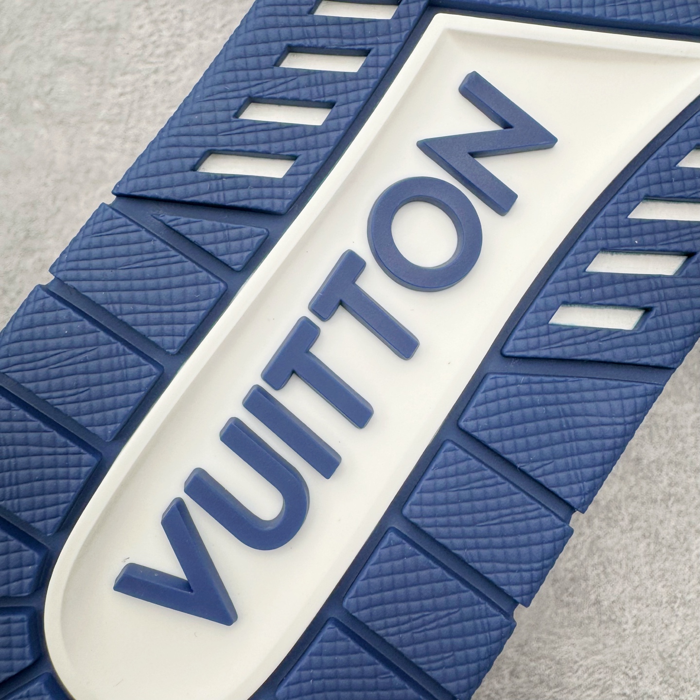 图片[21]-＃GD广顶 Louis Vuitton SKATE lv路易威登系带时装走秀运动时尚板鞋 外贸零售特供批次 2023全新纸板数据 印花高频效果碾压市面 市售天花板产物 耗时半年巨作 全套原厂新版原纸板楦头开发 原厂特供皮料加持 市场所有版本中综合最强的货品 GD实力大厂出品 全网最全配色更新最快 最成熟的做工稳定的品控 完美鞋型超高的清洁度 零毛边线头瑕疵 全套原楦原纸版原鞋开模 全网最具灵魂的版型 正确原装黄色鞋盒 正确中底印花 鞋面印花3D高频深度立体 全鞋电脑针车 紧密相连 针距密度一致 环保乳胶注塑鞋垫 厚度脚感还原原版 皮面裁剪部位 统一油边封口工艺 原装橡胶大底含胶量大底组合零偏差 专柜全套包装 防尘袋 说明书 质保卡 男女鞋 尺码：35 36 37 38 39 40 41 42 43 44 45-选品中心