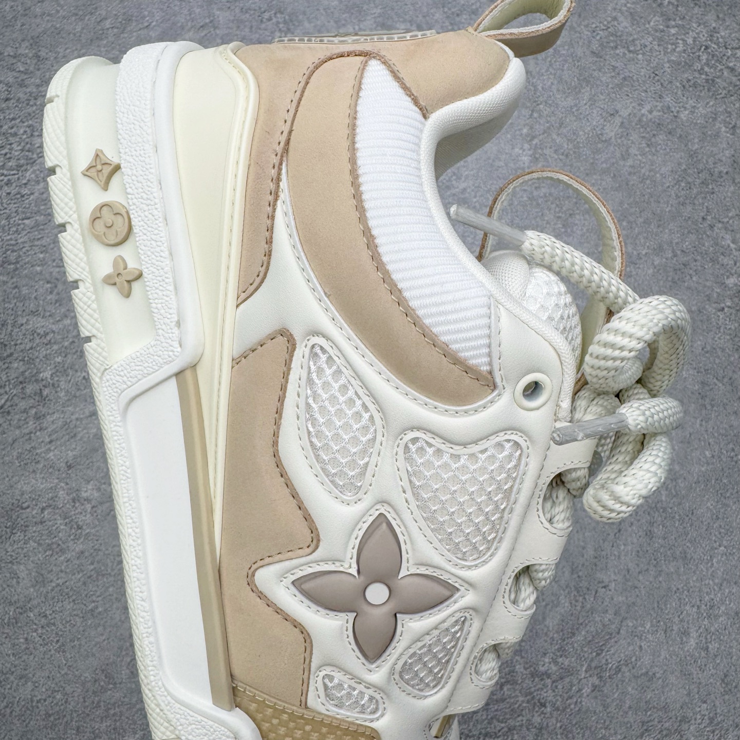 图片[6]-＃GD广顶 Louis Vuitton SKATE lv路易威登系带时装走秀运动时尚板鞋 外贸零售特供批次 2023全新纸板数据 印花高频效果碾压市面 市售天花板产物 耗时半年巨作 全套原厂新版原纸板楦头开发 原厂特供皮料加持 市场所有版本中综合最强的货品 GD实力大厂出品 全网最全配色更新最快 最成熟的做工稳定的品控 完美鞋型超高的清洁度 零毛边线头瑕疵 全套原楦原纸版原鞋开模 全网最具灵魂的版型 正确原装黄色鞋盒 正确中底印花 鞋面印花3D高频深度立体 全鞋电脑针车 紧密相连 针距密度一致 环保乳胶注塑鞋垫 厚度脚感还原原版 皮面裁剪部位 统一油边封口工艺 原装橡胶大底含胶量大底组合零偏差 专柜全套包装 防尘袋 说明书 质保卡 男女鞋 尺码：35 36 37 38 39 40 41 42 43 44 45-选品中心