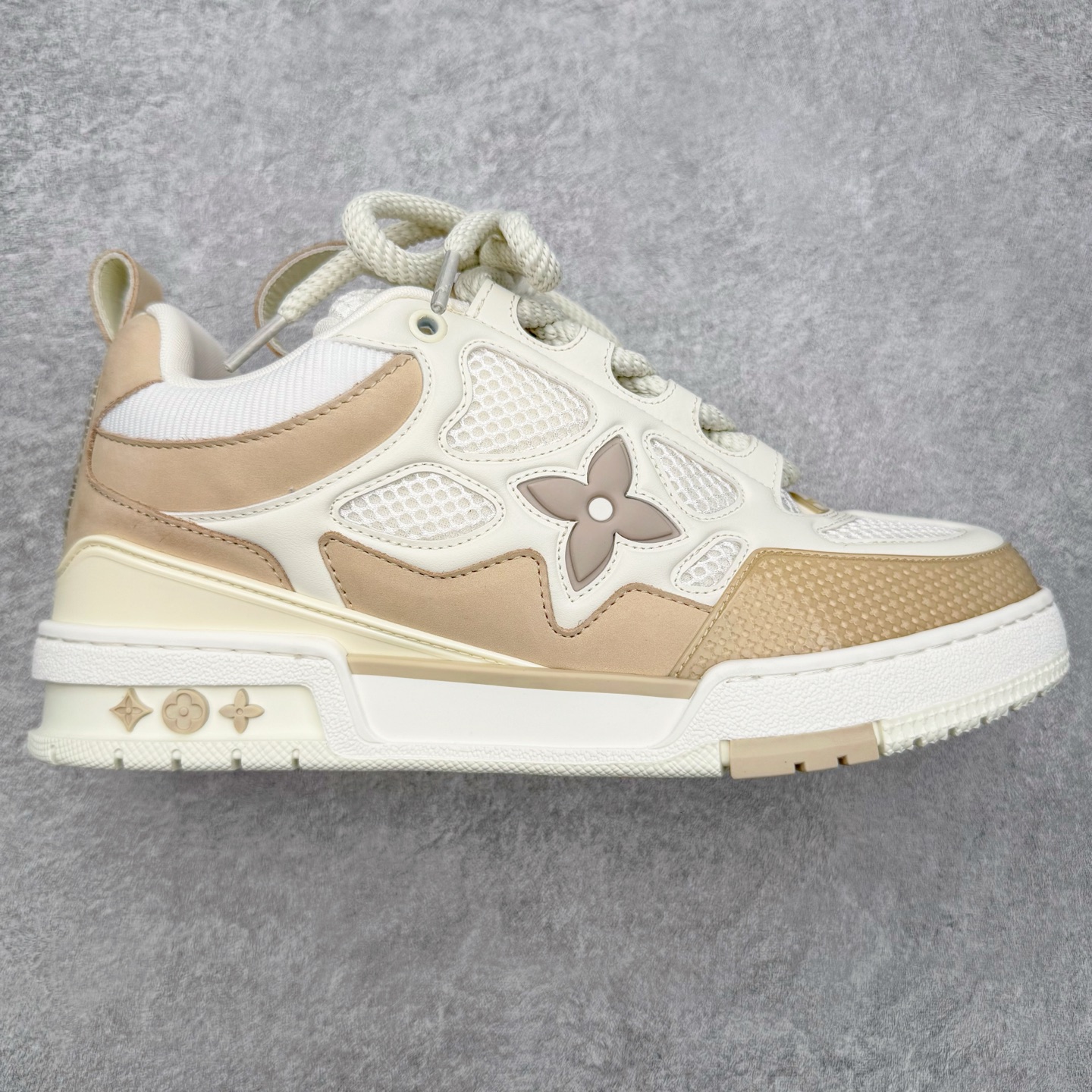 ＃GD广顶 Louis Vuitton SKATE lv路易威登系带时装走秀运动时尚板鞋 外贸零售特供批次 2023全新纸板数据 印花高频效果碾压市面 市售天花板产物 耗时半年巨作 全套原厂新版原纸板楦头开发 原厂特供皮料加持 市场所有版本中综合最强的货品 GD实力大厂出品 全网最全配色更新最快 最成熟的做工稳定的品控 完美鞋型超高的清洁度 零毛边线头瑕疵 全套原楦原纸版原鞋开模 全网最具灵魂的版型 正确原装黄色鞋盒 正确中底印花 鞋面印花3D高频深度立体 全鞋电脑针车 紧密相连 针距密度一致 环保乳胶注塑鞋垫 厚度脚感还原原版 皮面裁剪部位 统一油边封口工艺 原装橡胶大底含胶量大底组合零偏差 专柜全套包装 防尘袋 说明书 质保卡 男女鞋 尺码：35 36 37 38 39 40 41 42 43 44 45-选品中心