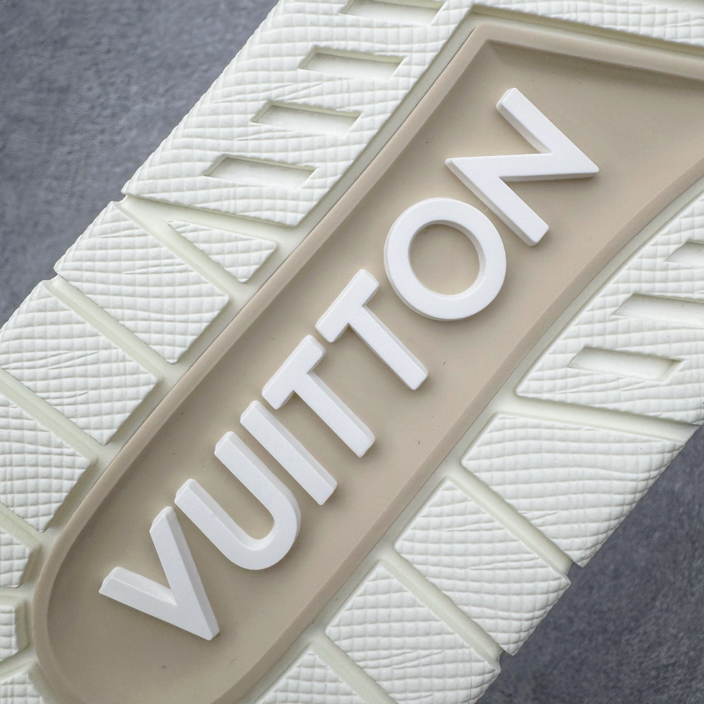 图片[17]-＃GD广顶 Louis Vuitton SKATE lv路易威登系带时装走秀运动时尚板鞋 外贸零售特供批次 2023全新纸板数据 印花高频效果碾压市面 市售天花板产物 耗时半年巨作 全套原厂新版原纸板楦头开发 原厂特供皮料加持 市场所有版本中综合最强的货品 GD实力大厂出品 全网最全配色更新最快 最成熟的做工稳定的品控 完美鞋型超高的清洁度 零毛边线头瑕疵 全套原楦原纸版原鞋开模 全网最具灵魂的版型 正确原装黄色鞋盒 正确中底印花 鞋面印花3D高频深度立体 全鞋电脑针车 紧密相连 针距密度一致 环保乳胶注塑鞋垫 厚度脚感还原原版 皮面裁剪部位 统一油边封口工艺 原装橡胶大底含胶量大底组合零偏差 专柜全套包装 防尘袋 说明书 质保卡 男女鞋 尺码：35 36 37 38 39 40 41 42 43 44 45-选品中心