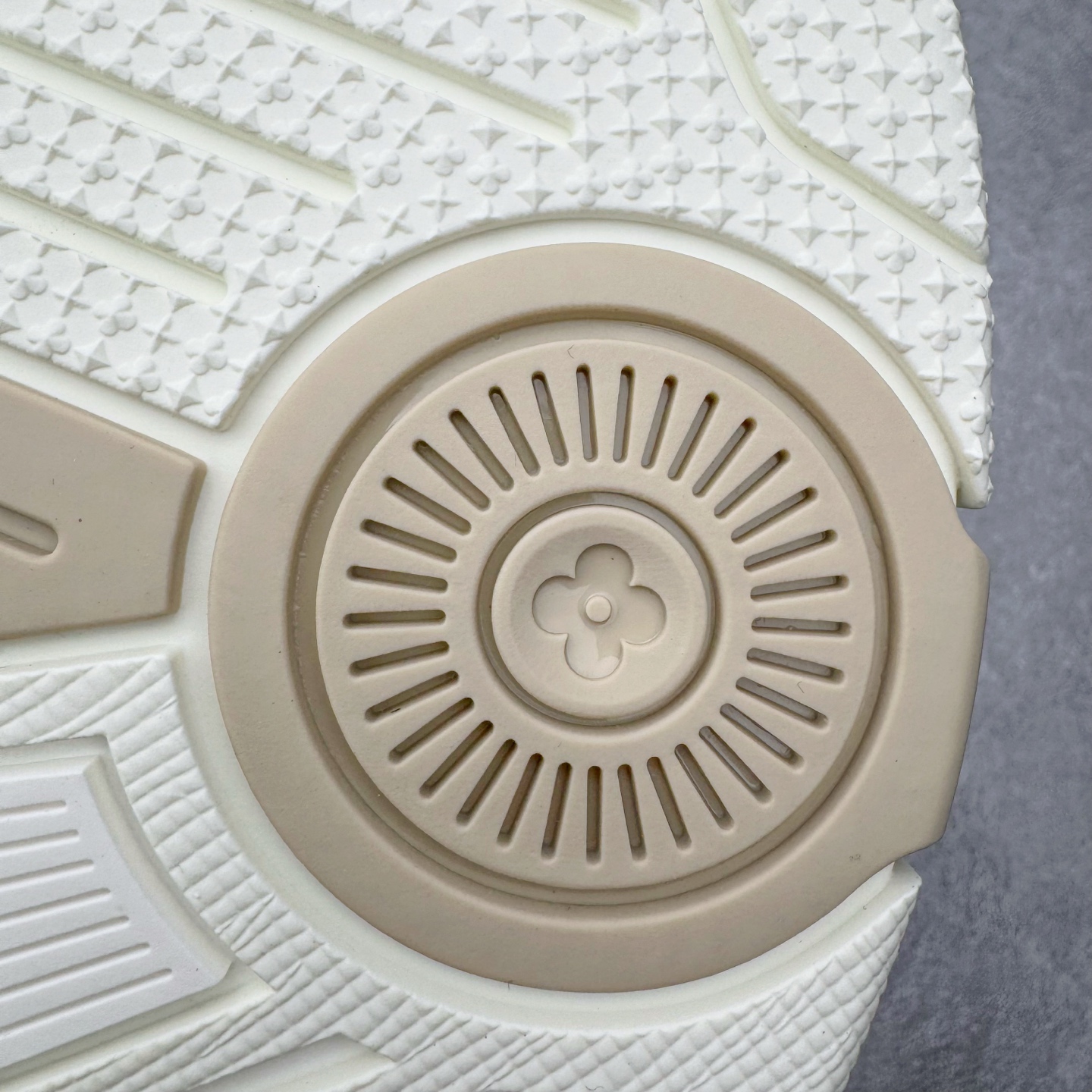 图片[18]-＃GD广顶 Louis Vuitton SKATE lv路易威登系带时装走秀运动时尚板鞋 外贸零售特供批次 2023全新纸板数据 印花高频效果碾压市面 市售天花板产物 耗时半年巨作 全套原厂新版原纸板楦头开发 原厂特供皮料加持 市场所有版本中综合最强的货品 GD实力大厂出品 全网最全配色更新最快 最成熟的做工稳定的品控 完美鞋型超高的清洁度 零毛边线头瑕疵 全套原楦原纸版原鞋开模 全网最具灵魂的版型 正确原装黄色鞋盒 正确中底印花 鞋面印花3D高频深度立体 全鞋电脑针车 紧密相连 针距密度一致 环保乳胶注塑鞋垫 厚度脚感还原原版 皮面裁剪部位 统一油边封口工艺 原装橡胶大底含胶量大底组合零偏差 专柜全套包装 防尘袋 说明书 质保卡 男女鞋 尺码：35 36 37 38 39 40 41 42 43 44 45-选品中心