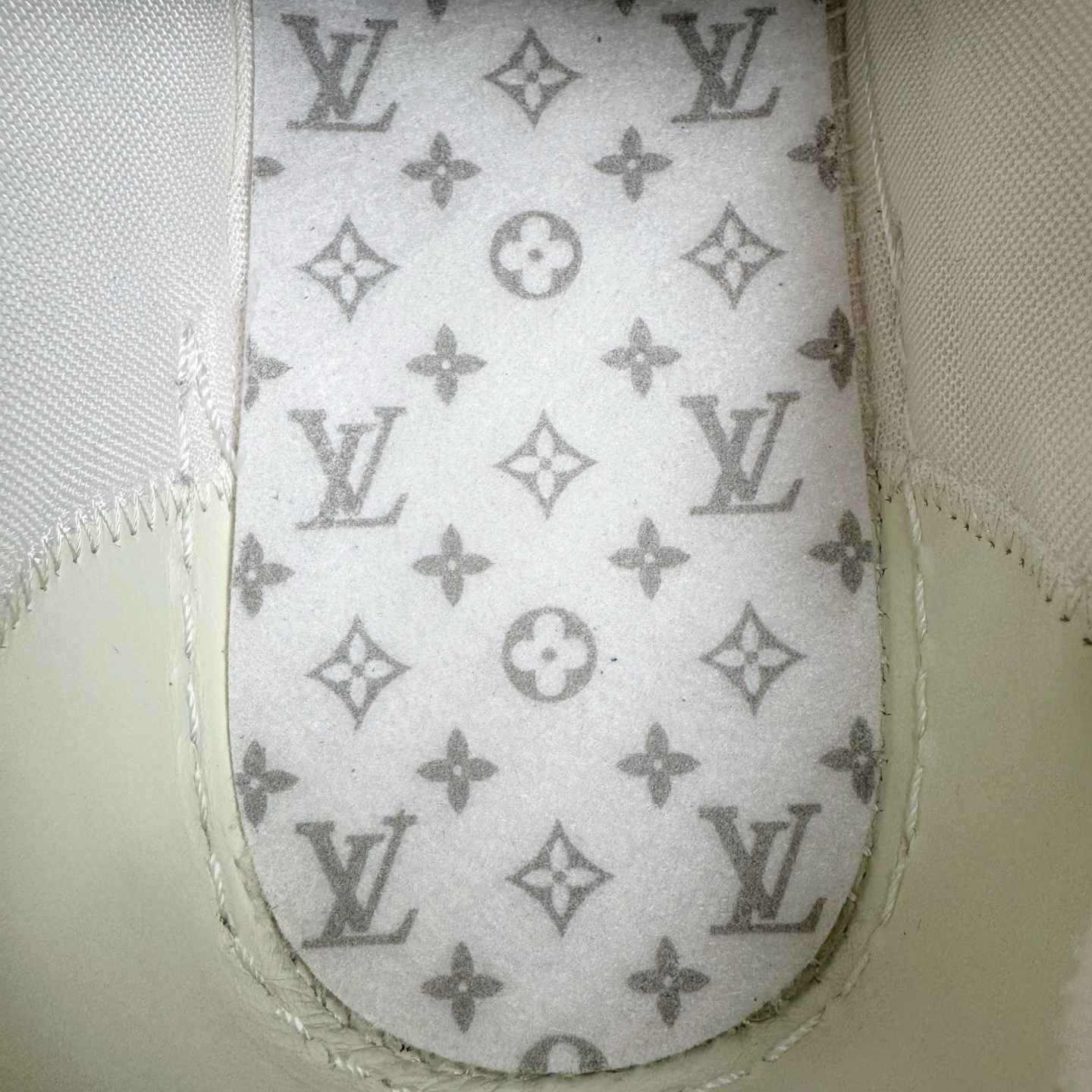 图片[10]-＃GD广顶 Louis Vuitton SKATE lv路易威登系带时装走秀运动时尚板鞋 外贸零售特供批次 2023全新纸板数据 印花高频效果碾压市面 市售天花板产物 耗时半年巨作 全套原厂新版原纸板楦头开发 原厂特供皮料加持 市场所有版本中综合最强的货品 GD实力大厂出品 全网最全配色更新最快 最成熟的做工稳定的品控 完美鞋型超高的清洁度 零毛边线头瑕疵 全套原楦原纸版原鞋开模 全网最具灵魂的版型 正确原装黄色鞋盒 正确中底印花 鞋面印花3D高频深度立体 全鞋电脑针车 紧密相连 针距密度一致 环保乳胶注塑鞋垫 厚度脚感还原原版 皮面裁剪部位 统一油边封口工艺 原装橡胶大底含胶量大底组合零偏差 专柜全套包装 防尘袋 说明书 质保卡 男女鞋 尺码：35 36 37 38 39 40 41 42 43 44 45-选品中心