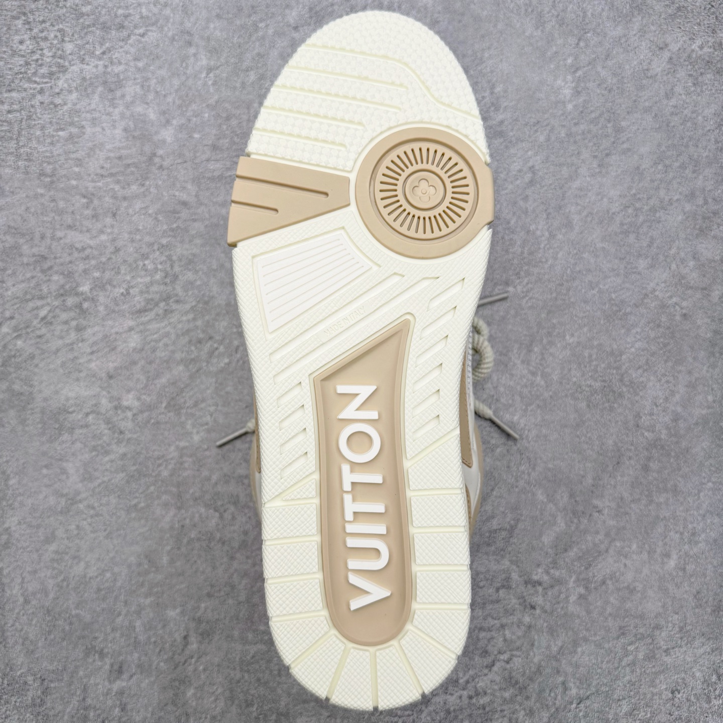 图片[9]-＃GD广顶 Louis Vuitton SKATE lv路易威登系带时装走秀运动时尚板鞋 外贸零售特供批次 2023全新纸板数据 印花高频效果碾压市面 市售天花板产物 耗时半年巨作 全套原厂新版原纸板楦头开发 原厂特供皮料加持 市场所有版本中综合最强的货品 GD实力大厂出品 全网最全配色更新最快 最成熟的做工稳定的品控 完美鞋型超高的清洁度 零毛边线头瑕疵 全套原楦原纸版原鞋开模 全网最具灵魂的版型 正确原装黄色鞋盒 正确中底印花 鞋面印花3D高频深度立体 全鞋电脑针车 紧密相连 针距密度一致 环保乳胶注塑鞋垫 厚度脚感还原原版 皮面裁剪部位 统一油边封口工艺 原装橡胶大底含胶量大底组合零偏差 专柜全套包装 防尘袋 说明书 质保卡 男女鞋 尺码：35 36 37 38 39 40 41 42 43 44 45-选品中心