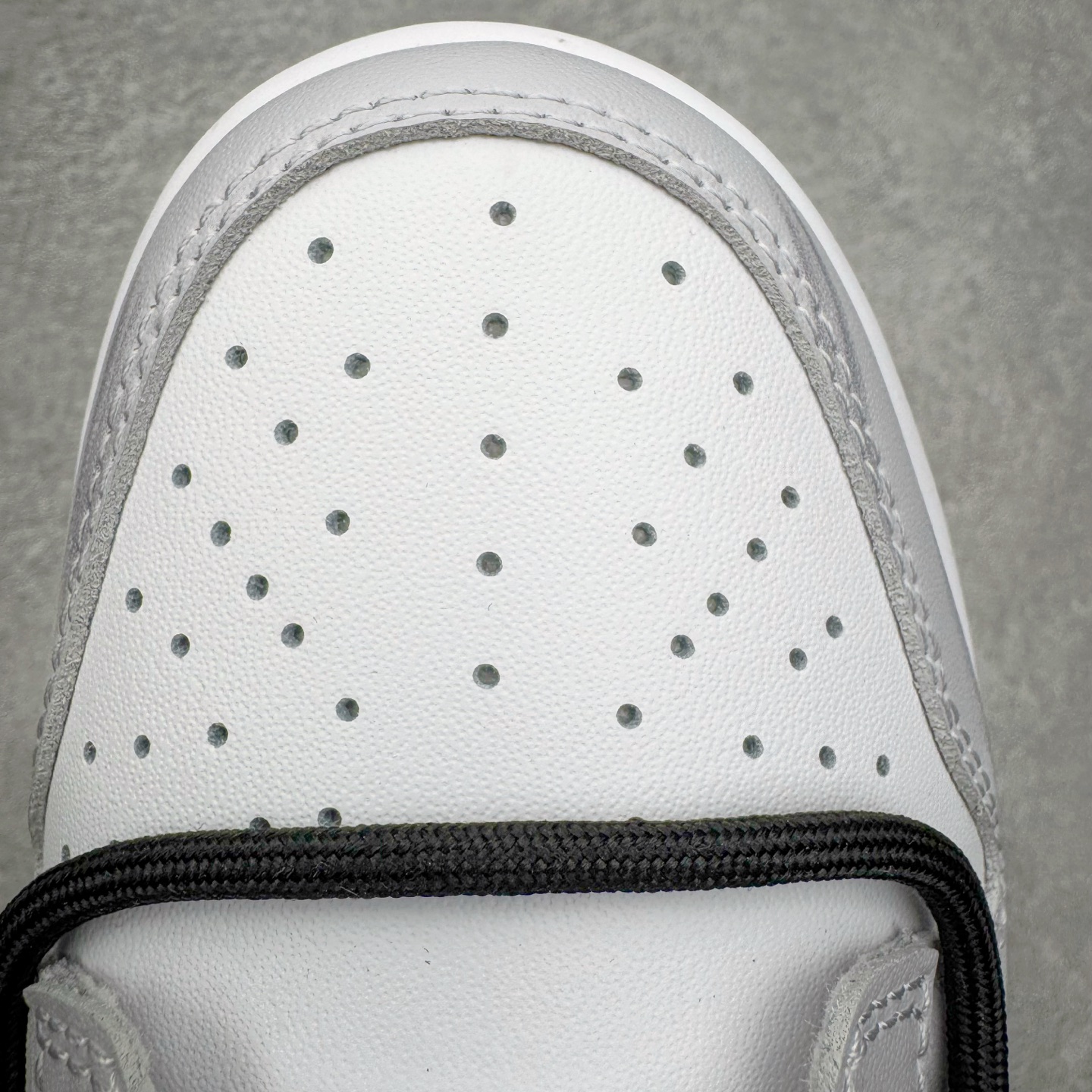 图片[15]-＃YC纯原 NK Dunk Low 城市废墟 DV0833-112 此款鞋身选用灰白基调，复刻了混凝土墙历经风雨后的独特肌理，拥有废墟美学最本质的低调与故事感。侧边标志性Swoosh如同残垣上倔强的涂鸦，是破败环境中最醒目的态度宣言——风格从未被埋没。黑色解构绑带如交错贯穿于废墟中的路径，将一座城市的沉默与力量，浓缩于方寸之间。定制系列天花板 无原鞋不开发 全系列得物原鞋一比一校对开发 配色持续更新中 终端对接 优势输出 全套原厂楦头原纸板数据档案倾力打造 原汁原味莞产 极致还原 圈内最强针车工艺 高端零售指定版 广东原厂配套原盒原标 鞋盒分三个尺码段 原厂冲刀 超高清洁度 全鞋零毛边皮料切割 采用原厂百宏鞋带以及原厂百宏织唛舌标 内标可供原厂几率过验 进口原装条纹中底布 四线拉帮白色点胶 原厂拉帮手法遵循公司 原厂电绣 极致还原 SIZE 40 40.5 41 42 42.5 43 44 44.5 45 46-选品中心