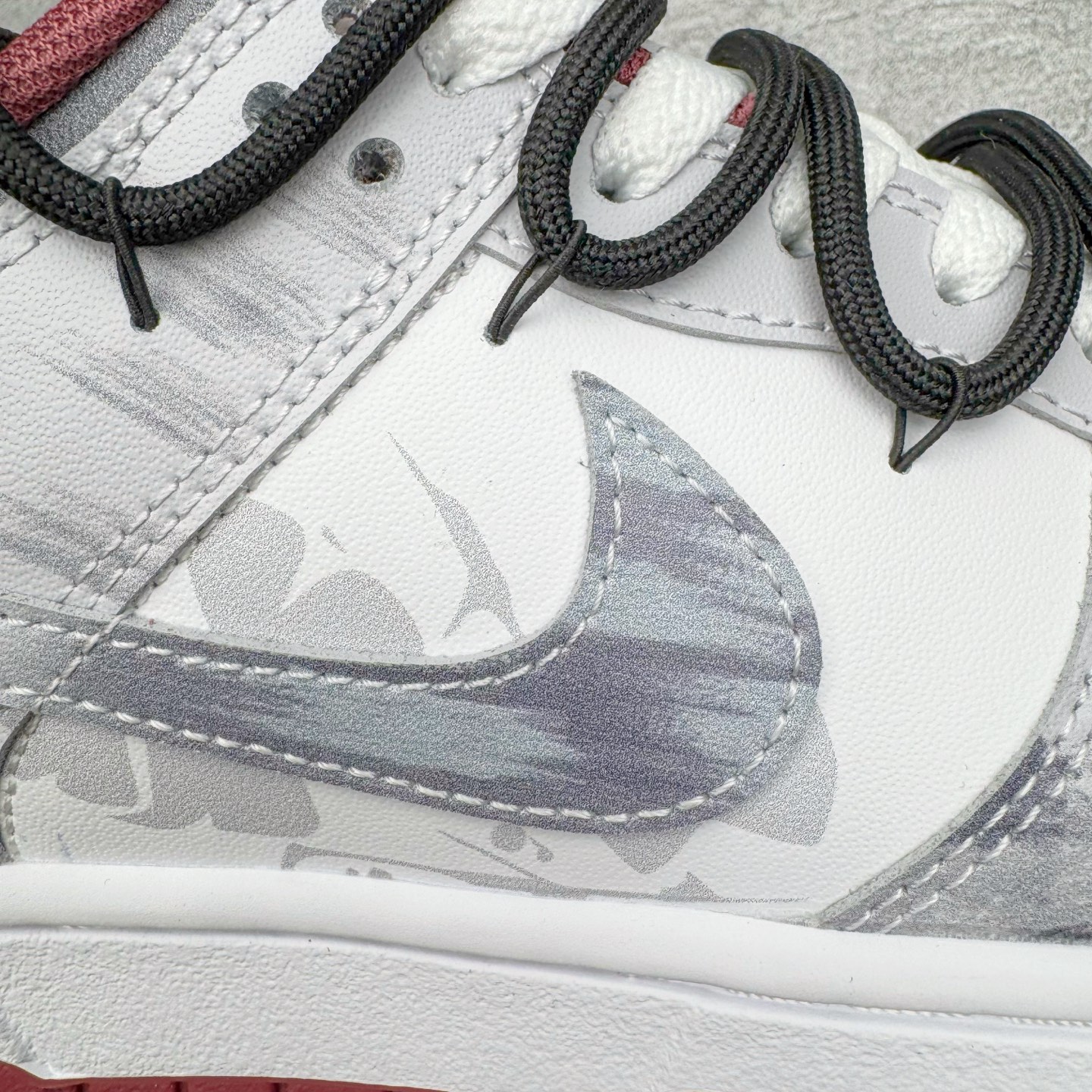 图片[18]-＃YC纯原 NK Dunk Low 城市废墟 DV0833-112 此款鞋身选用灰白基调，复刻了混凝土墙历经风雨后的独特肌理，拥有废墟美学最本质的低调与故事感。侧边标志性Swoosh如同残垣上倔强的涂鸦，是破败环境中最醒目的态度宣言——风格从未被埋没。黑色解构绑带如交错贯穿于废墟中的路径，将一座城市的沉默与力量，浓缩于方寸之间。定制系列天花板 无原鞋不开发 全系列得物原鞋一比一校对开发 配色持续更新中 终端对接 优势输出 全套原厂楦头原纸板数据档案倾力打造 原汁原味莞产 极致还原 圈内最强针车工艺 高端零售指定版 广东原厂配套原盒原标 鞋盒分三个尺码段 原厂冲刀 超高清洁度 全鞋零毛边皮料切割 采用原厂百宏鞋带以及原厂百宏织唛舌标 内标可供原厂几率过验 进口原装条纹中底布 四线拉帮白色点胶 原厂拉帮手法遵循公司 原厂电绣 极致还原 SIZE 40 40.5 41 42 42.5 43 44 44.5 45 46-选品中心