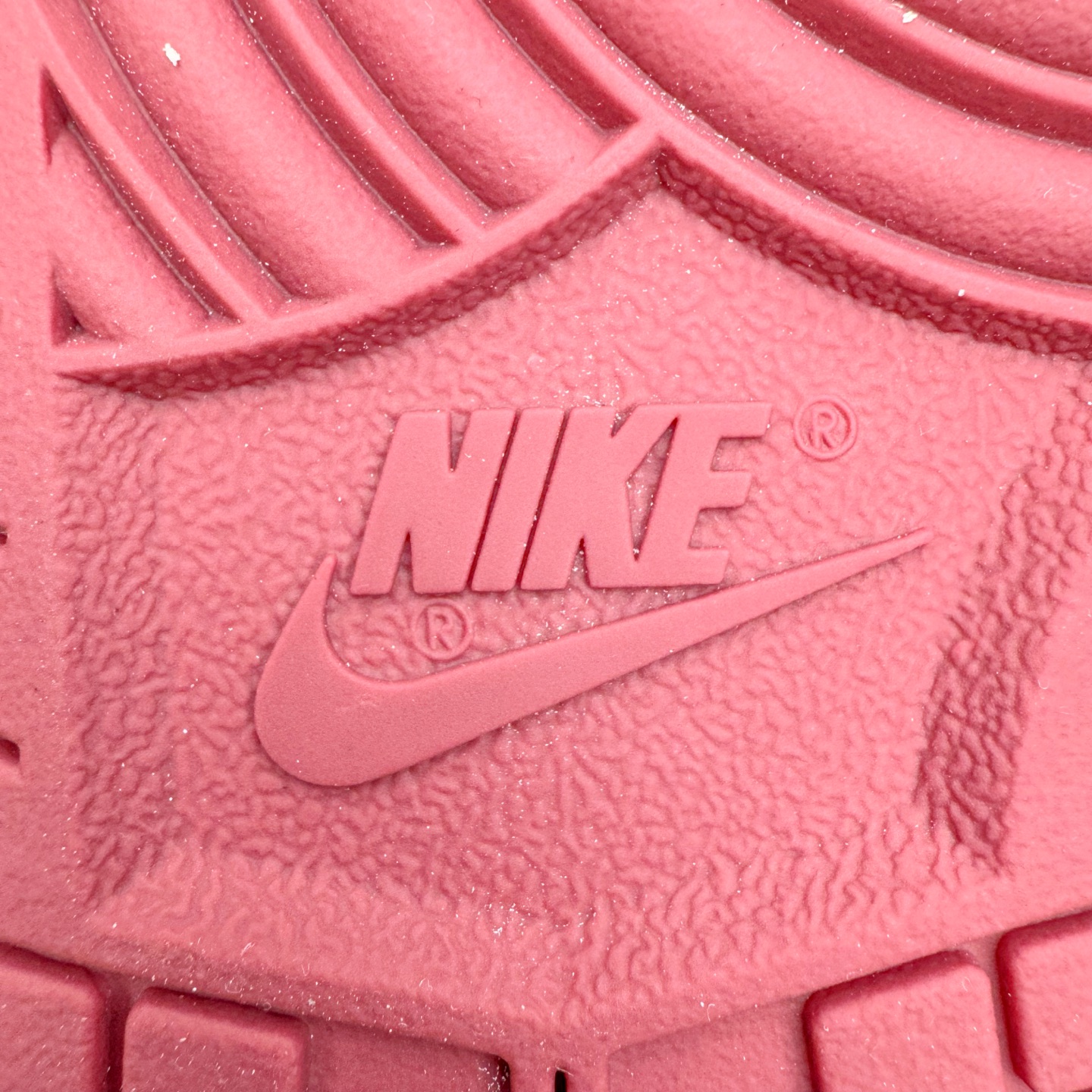 图片[20]-＃YC纯原 NK Dunk Low 城市废墟 DV0833-112 此款鞋身选用灰白基调，复刻了混凝土墙历经风雨后的独特肌理，拥有废墟美学最本质的低调与故事感。侧边标志性Swoosh如同残垣上倔强的涂鸦，是破败环境中最醒目的态度宣言——风格从未被埋没。黑色解构绑带如交错贯穿于废墟中的路径，将一座城市的沉默与力量，浓缩于方寸之间。定制系列天花板 无原鞋不开发 全系列得物原鞋一比一校对开发 配色持续更新中 终端对接 优势输出 全套原厂楦头原纸板数据档案倾力打造 原汁原味莞产 极致还原 圈内最强针车工艺 高端零售指定版 广东原厂配套原盒原标 鞋盒分三个尺码段 原厂冲刀 超高清洁度 全鞋零毛边皮料切割 采用原厂百宏鞋带以及原厂百宏织唛舌标 内标可供原厂几率过验 进口原装条纹中底布 四线拉帮白色点胶 原厂拉帮手法遵循公司 原厂电绣 极致还原 SIZE 40 40.5 41 42 42.5 43 44 44.5 45 46-选品中心