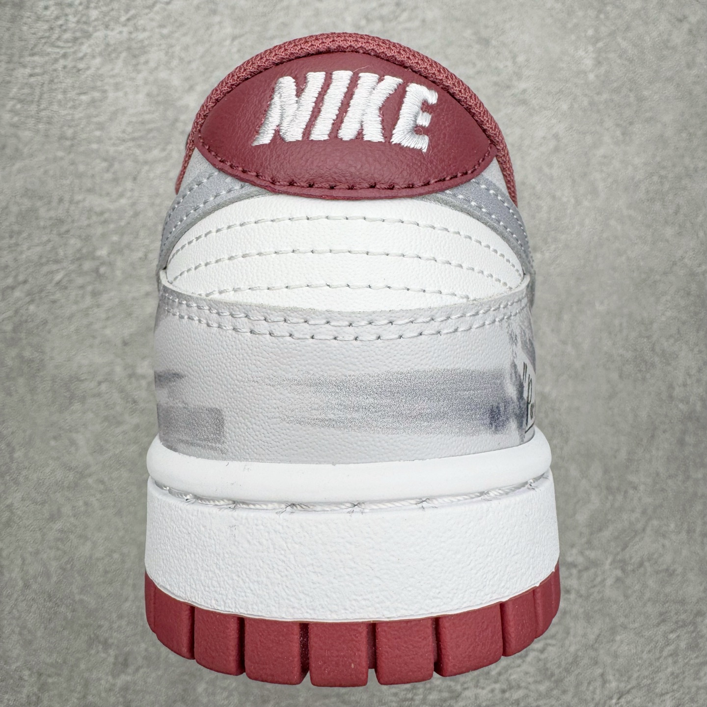 图片[8]-＃YC纯原 NK Dunk Low 城市废墟 DV0833-112 此款鞋身选用灰白基调，复刻了混凝土墙历经风雨后的独特肌理，拥有废墟美学最本质的低调与故事感。侧边标志性Swoosh如同残垣上倔强的涂鸦，是破败环境中最醒目的态度宣言——风格从未被埋没。黑色解构绑带如交错贯穿于废墟中的路径，将一座城市的沉默与力量，浓缩于方寸之间。定制系列天花板 无原鞋不开发 全系列得物原鞋一比一校对开发 配色持续更新中 终端对接 优势输出 全套原厂楦头原纸板数据档案倾力打造 原汁原味莞产 极致还原 圈内最强针车工艺 高端零售指定版 广东原厂配套原盒原标 鞋盒分三个尺码段 原厂冲刀 超高清洁度 全鞋零毛边皮料切割 采用原厂百宏鞋带以及原厂百宏织唛舌标 内标可供原厂几率过验 进口原装条纹中底布 四线拉帮白色点胶 原厂拉帮手法遵循公司 原厂电绣 极致还原 SIZE 40 40.5 41 42 42.5 43 44 44.5 45 46-选品中心