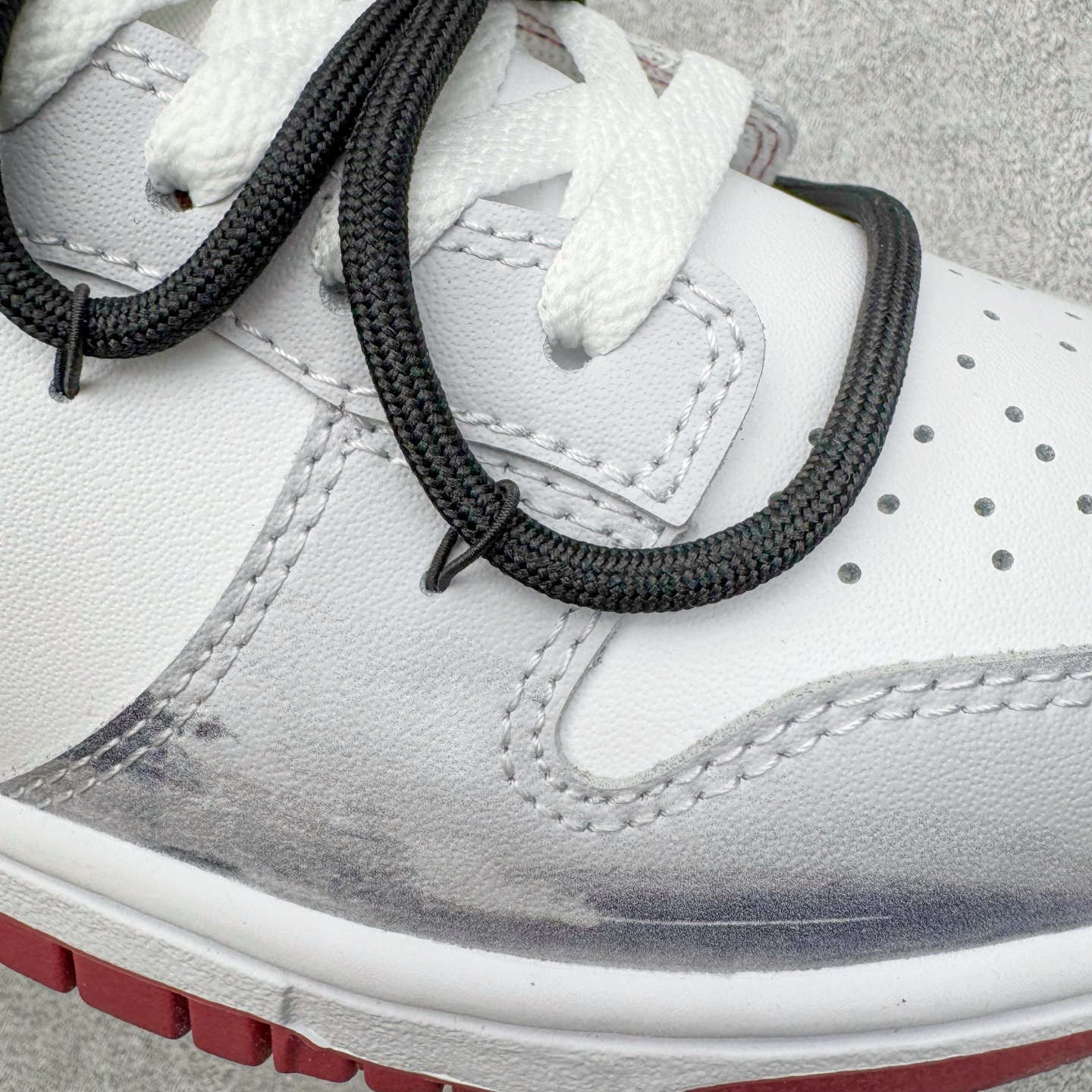 图片[19]-＃YC纯原 NK Dunk Low 城市废墟 DV0833-112 此款鞋身选用灰白基调，复刻了混凝土墙历经风雨后的独特肌理，拥有废墟美学最本质的低调与故事感。侧边标志性Swoosh如同残垣上倔强的涂鸦，是破败环境中最醒目的态度宣言——风格从未被埋没。黑色解构绑带如交错贯穿于废墟中的路径，将一座城市的沉默与力量，浓缩于方寸之间。定制系列天花板 无原鞋不开发 全系列得物原鞋一比一校对开发 配色持续更新中 终端对接 优势输出 全套原厂楦头原纸板数据档案倾力打造 原汁原味莞产 极致还原 圈内最强针车工艺 高端零售指定版 广东原厂配套原盒原标 鞋盒分三个尺码段 原厂冲刀 超高清洁度 全鞋零毛边皮料切割 采用原厂百宏鞋带以及原厂百宏织唛舌标 内标可供原厂几率过验 进口原装条纹中底布 四线拉帮白色点胶 原厂拉帮手法遵循公司 原厂电绣 极致还原 SIZE 40 40.5 41 42 42.5 43 44 44.5 45 46-选品中心