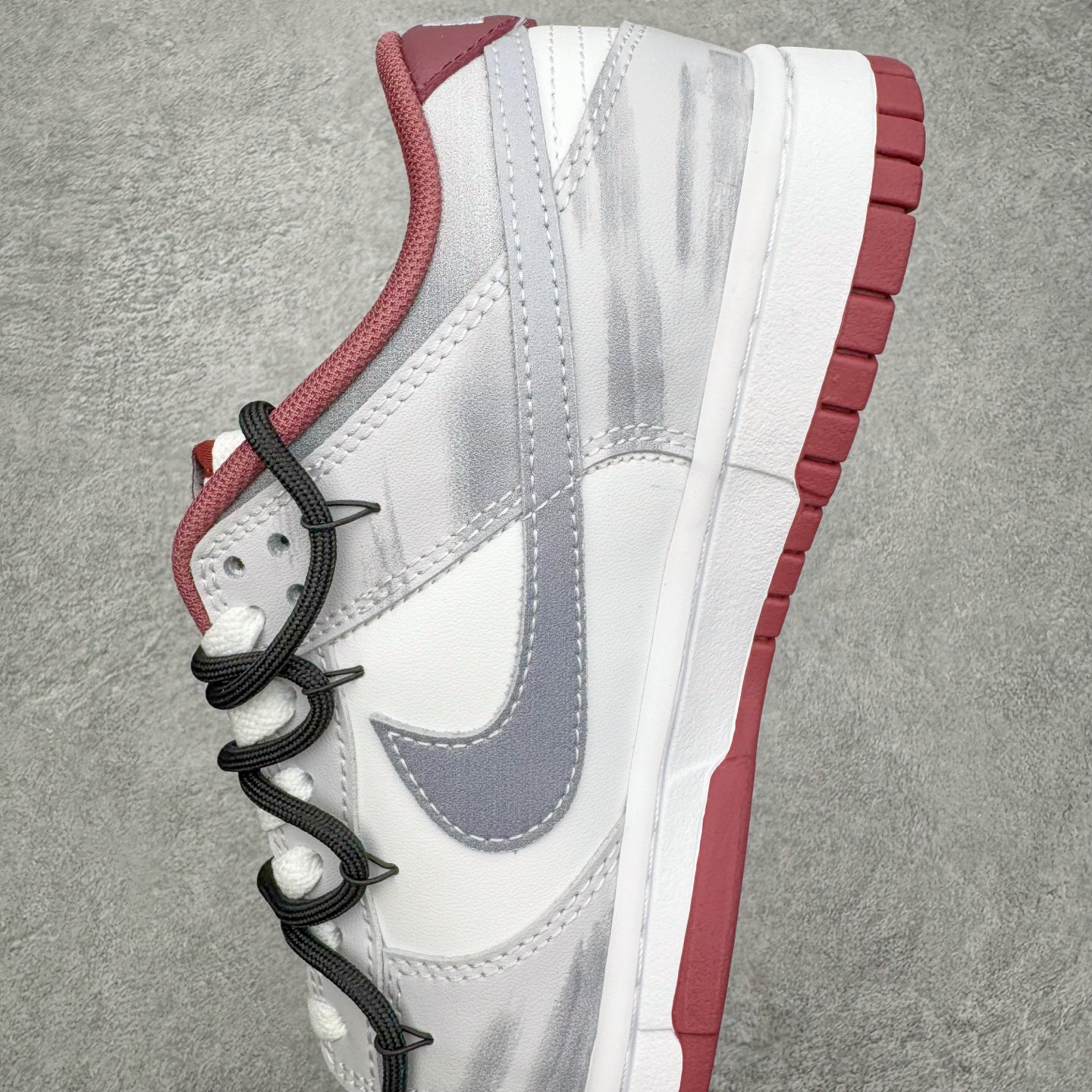 图片[7]-＃YC纯原 NK Dunk Low 城市废墟 DV0833-112 此款鞋身选用灰白基调，复刻了混凝土墙历经风雨后的独特肌理，拥有废墟美学最本质的低调与故事感。侧边标志性Swoosh如同残垣上倔强的涂鸦，是破败环境中最醒目的态度宣言——风格从未被埋没。黑色解构绑带如交错贯穿于废墟中的路径，将一座城市的沉默与力量，浓缩于方寸之间。定制系列天花板 无原鞋不开发 全系列得物原鞋一比一校对开发 配色持续更新中 终端对接 优势输出 全套原厂楦头原纸板数据档案倾力打造 原汁原味莞产 极致还原 圈内最强针车工艺 高端零售指定版 广东原厂配套原盒原标 鞋盒分三个尺码段 原厂冲刀 超高清洁度 全鞋零毛边皮料切割 采用原厂百宏鞋带以及原厂百宏织唛舌标 内标可供原厂几率过验 进口原装条纹中底布 四线拉帮白色点胶 原厂拉帮手法遵循公司 原厂电绣 极致还原 SIZE 40 40.5 41 42 42.5 43 44 44.5 45 46-选品中心