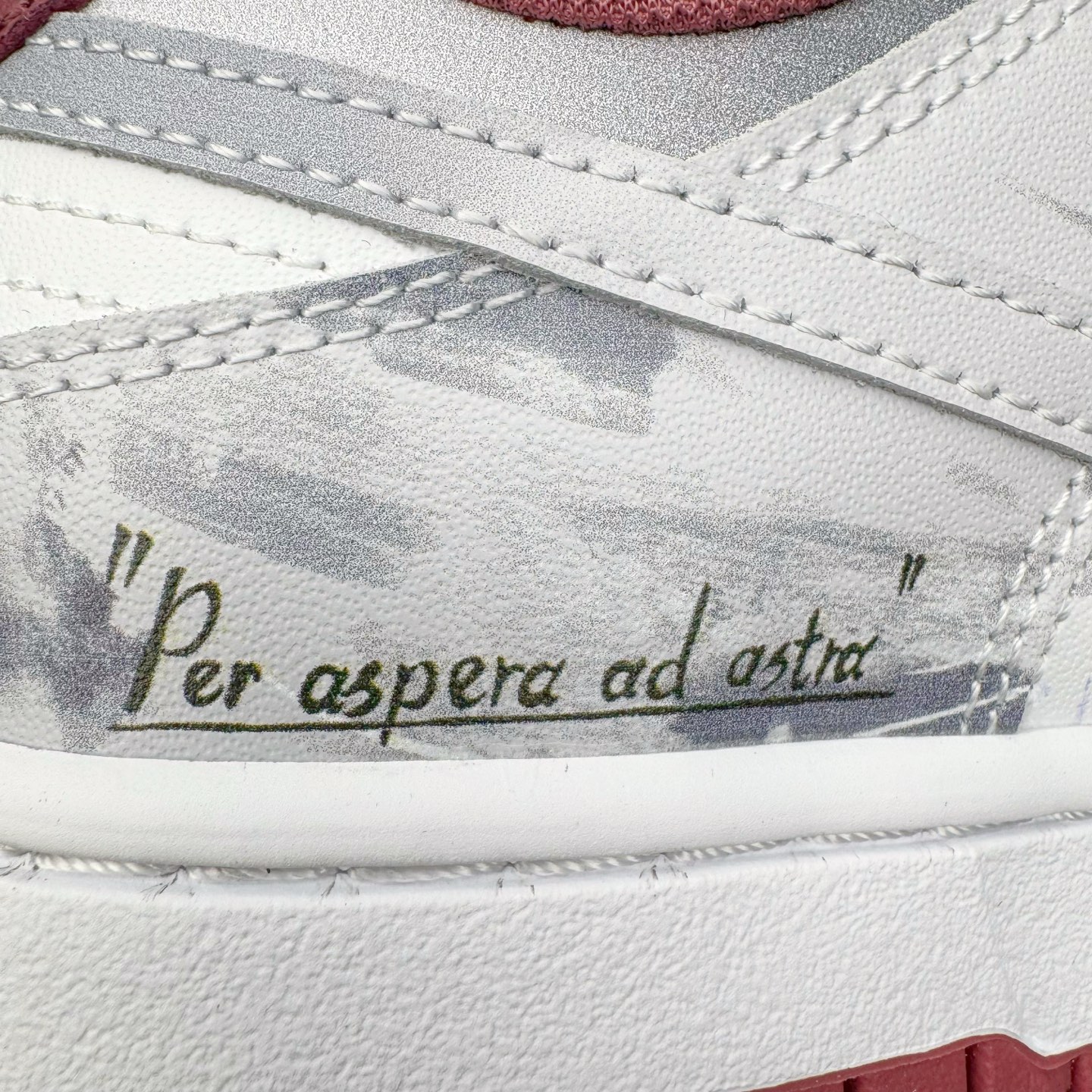 图片[17]-＃YC纯原 NK Dunk Low 城市废墟 DV0833-112 此款鞋身选用灰白基调，复刻了混凝土墙历经风雨后的独特肌理，拥有废墟美学最本质的低调与故事感。侧边标志性Swoosh如同残垣上倔强的涂鸦，是破败环境中最醒目的态度宣言——风格从未被埋没。黑色解构绑带如交错贯穿于废墟中的路径，将一座城市的沉默与力量，浓缩于方寸之间。定制系列天花板 无原鞋不开发 全系列得物原鞋一比一校对开发 配色持续更新中 终端对接 优势输出 全套原厂楦头原纸板数据档案倾力打造 原汁原味莞产 极致还原 圈内最强针车工艺 高端零售指定版 广东原厂配套原盒原标 鞋盒分三个尺码段 原厂冲刀 超高清洁度 全鞋零毛边皮料切割 采用原厂百宏鞋带以及原厂百宏织唛舌标 内标可供原厂几率过验 进口原装条纹中底布 四线拉帮白色点胶 原厂拉帮手法遵循公司 原厂电绣 极致还原 SIZE 40 40.5 41 42 42.5 43 44 44.5 45 46-选品中心