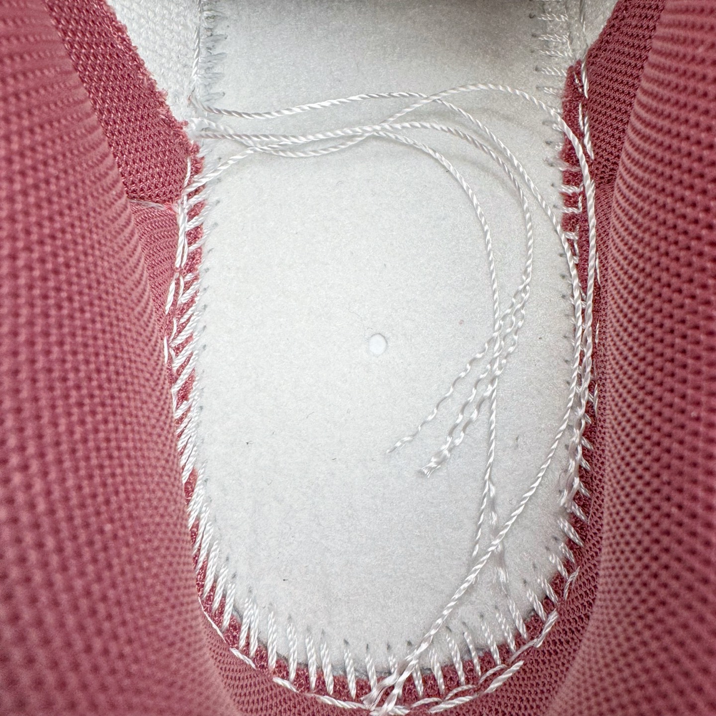 图片[10]-＃YC纯原 NK Dunk Low 城市废墟 DV0833-112 此款鞋身选用灰白基调，复刻了混凝土墙历经风雨后的独特肌理，拥有废墟美学最本质的低调与故事感。侧边标志性Swoosh如同残垣上倔强的涂鸦，是破败环境中最醒目的态度宣言——风格从未被埋没。黑色解构绑带如交错贯穿于废墟中的路径，将一座城市的沉默与力量，浓缩于方寸之间。定制系列天花板 无原鞋不开发 全系列得物原鞋一比一校对开发 配色持续更新中 终端对接 优势输出 全套原厂楦头原纸板数据档案倾力打造 原汁原味莞产 极致还原 圈内最强针车工艺 高端零售指定版 广东原厂配套原盒原标 鞋盒分三个尺码段 原厂冲刀 超高清洁度 全鞋零毛边皮料切割 采用原厂百宏鞋带以及原厂百宏织唛舌标 内标可供原厂几率过验 进口原装条纹中底布 四线拉帮白色点胶 原厂拉帮手法遵循公司 原厂电绣 极致还原 SIZE 40 40.5 41 42 42.5 43 44 44.5 45 46-选品中心