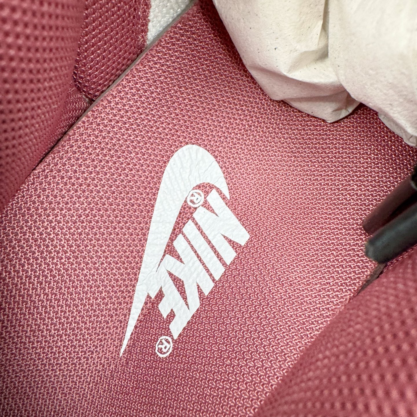 图片[13]-＃YC纯原 NK Dunk Low 城市废墟 DV0833-112 此款鞋身选用灰白基调，复刻了混凝土墙历经风雨后的独特肌理，拥有废墟美学最本质的低调与故事感。侧边标志性Swoosh如同残垣上倔强的涂鸦，是破败环境中最醒目的态度宣言——风格从未被埋没。黑色解构绑带如交错贯穿于废墟中的路径，将一座城市的沉默与力量，浓缩于方寸之间。定制系列天花板 无原鞋不开发 全系列得物原鞋一比一校对开发 配色持续更新中 终端对接 优势输出 全套原厂楦头原纸板数据档案倾力打造 原汁原味莞产 极致还原 圈内最强针车工艺 高端零售指定版 广东原厂配套原盒原标 鞋盒分三个尺码段 原厂冲刀 超高清洁度 全鞋零毛边皮料切割 采用原厂百宏鞋带以及原厂百宏织唛舌标 内标可供原厂几率过验 进口原装条纹中底布 四线拉帮白色点胶 原厂拉帮手法遵循公司 原厂电绣 极致还原 SIZE 40 40.5 41 42 42.5 43 44 44.5 45 46-选品中心