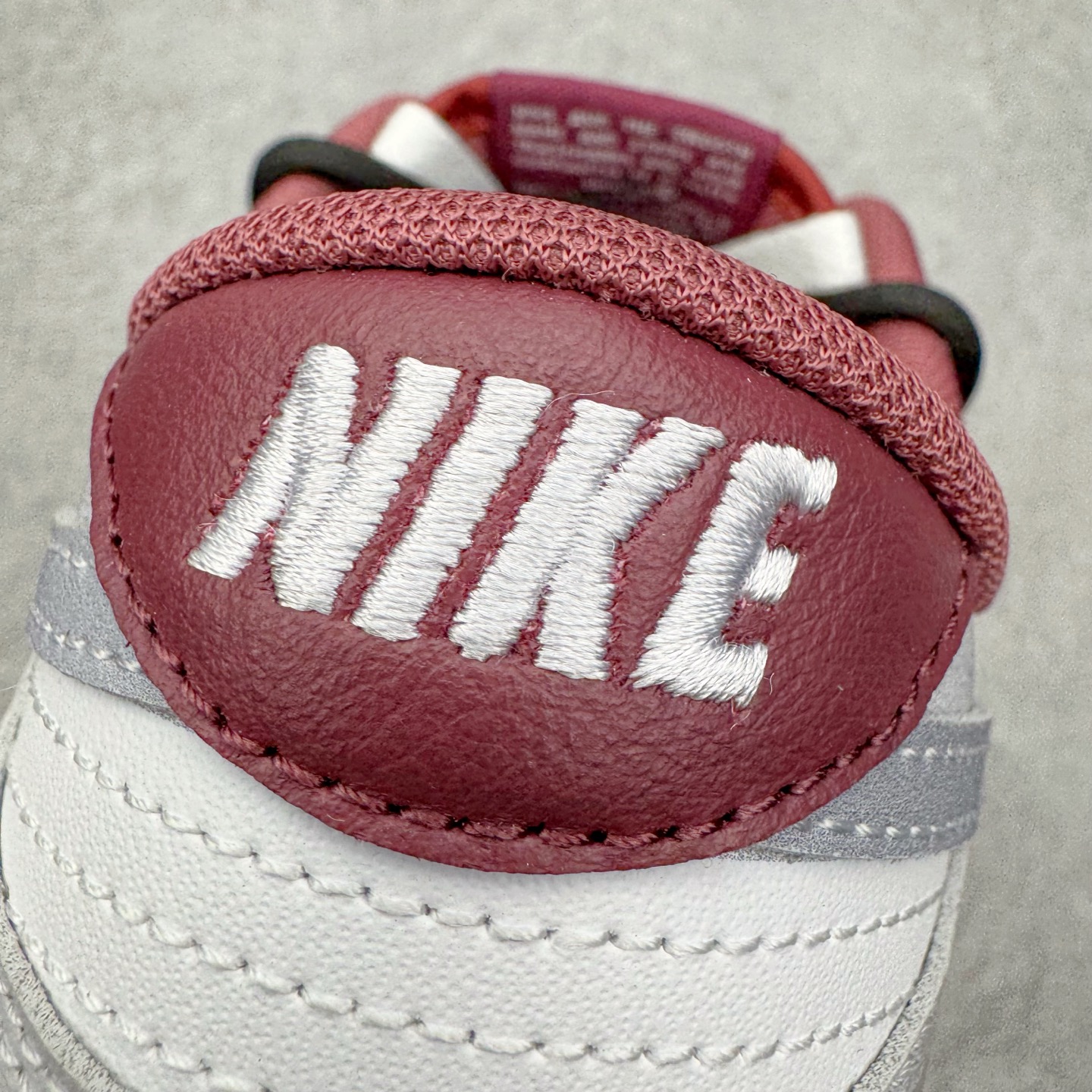 图片[16]-＃YC纯原 NK Dunk Low 城市废墟 DV0833-112 此款鞋身选用灰白基调，复刻了混凝土墙历经风雨后的独特肌理，拥有废墟美学最本质的低调与故事感。侧边标志性Swoosh如同残垣上倔强的涂鸦，是破败环境中最醒目的态度宣言——风格从未被埋没。黑色解构绑带如交错贯穿于废墟中的路径，将一座城市的沉默与力量，浓缩于方寸之间。定制系列天花板 无原鞋不开发 全系列得物原鞋一比一校对开发 配色持续更新中 终端对接 优势输出 全套原厂楦头原纸板数据档案倾力打造 原汁原味莞产 极致还原 圈内最强针车工艺 高端零售指定版 广东原厂配套原盒原标 鞋盒分三个尺码段 原厂冲刀 超高清洁度 全鞋零毛边皮料切割 采用原厂百宏鞋带以及原厂百宏织唛舌标 内标可供原厂几率过验 进口原装条纹中底布 四线拉帮白色点胶 原厂拉帮手法遵循公司 原厂电绣 极致还原 SIZE 40 40.5 41 42 42.5 43 44 44.5 45 46-选品中心