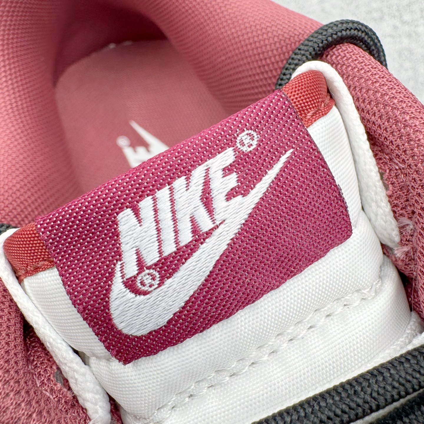 图片[14]-＃YC纯原 NK Dunk Low 城市废墟 DV0833-112 此款鞋身选用灰白基调，复刻了混凝土墙历经风雨后的独特肌理，拥有废墟美学最本质的低调与故事感。侧边标志性Swoosh如同残垣上倔强的涂鸦，是破败环境中最醒目的态度宣言——风格从未被埋没。黑色解构绑带如交错贯穿于废墟中的路径，将一座城市的沉默与力量，浓缩于方寸之间。定制系列天花板 无原鞋不开发 全系列得物原鞋一比一校对开发 配色持续更新中 终端对接 优势输出 全套原厂楦头原纸板数据档案倾力打造 原汁原味莞产 极致还原 圈内最强针车工艺 高端零售指定版 广东原厂配套原盒原标 鞋盒分三个尺码段 原厂冲刀 超高清洁度 全鞋零毛边皮料切割 采用原厂百宏鞋带以及原厂百宏织唛舌标 内标可供原厂几率过验 进口原装条纹中底布 四线拉帮白色点胶 原厂拉帮手法遵循公司 原厂电绣 极致还原 SIZE 40 40.5 41 42 42.5 43 44 44.5 45 46-选品中心