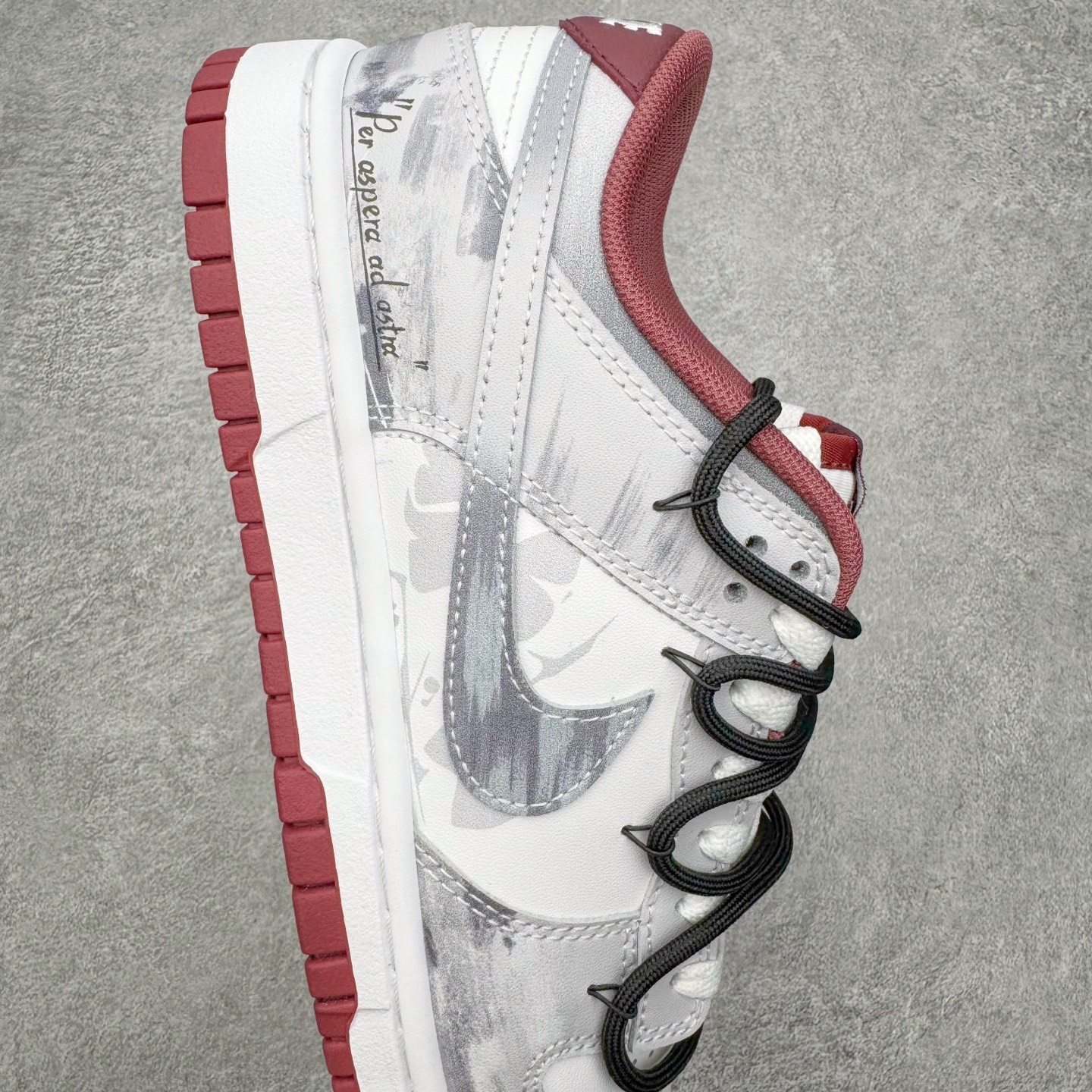 图片[6]-＃YC纯原 NK Dunk Low 城市废墟 DV0833-112 此款鞋身选用灰白基调，复刻了混凝土墙历经风雨后的独特肌理，拥有废墟美学最本质的低调与故事感。侧边标志性Swoosh如同残垣上倔强的涂鸦，是破败环境中最醒目的态度宣言——风格从未被埋没。黑色解构绑带如交错贯穿于废墟中的路径，将一座城市的沉默与力量，浓缩于方寸之间。定制系列天花板 无原鞋不开发 全系列得物原鞋一比一校对开发 配色持续更新中 终端对接 优势输出 全套原厂楦头原纸板数据档案倾力打造 原汁原味莞产 极致还原 圈内最强针车工艺 高端零售指定版 广东原厂配套原盒原标 鞋盒分三个尺码段 原厂冲刀 超高清洁度 全鞋零毛边皮料切割 采用原厂百宏鞋带以及原厂百宏织唛舌标 内标可供原厂几率过验 进口原装条纹中底布 四线拉帮白色点胶 原厂拉帮手法遵循公司 原厂电绣 极致还原 SIZE 40 40.5 41 42 42.5 43 44 44.5 45 46-选品中心