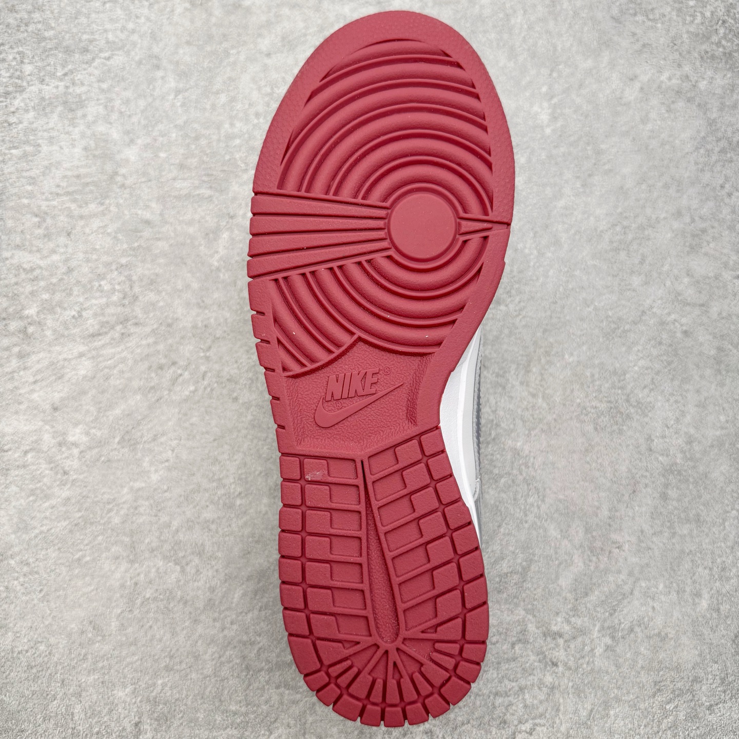 图片[9]-＃YC纯原 NK Dunk Low 城市废墟 DV0833-112 此款鞋身选用灰白基调，复刻了混凝土墙历经风雨后的独特肌理，拥有废墟美学最本质的低调与故事感。侧边标志性Swoosh如同残垣上倔强的涂鸦，是破败环境中最醒目的态度宣言——风格从未被埋没。黑色解构绑带如交错贯穿于废墟中的路径，将一座城市的沉默与力量，浓缩于方寸之间。定制系列天花板 无原鞋不开发 全系列得物原鞋一比一校对开发 配色持续更新中 终端对接 优势输出 全套原厂楦头原纸板数据档案倾力打造 原汁原味莞产 极致还原 圈内最强针车工艺 高端零售指定版 广东原厂配套原盒原标 鞋盒分三个尺码段 原厂冲刀 超高清洁度 全鞋零毛边皮料切割 采用原厂百宏鞋带以及原厂百宏织唛舌标 内标可供原厂几率过验 进口原装条纹中底布 四线拉帮白色点胶 原厂拉帮手法遵循公司 原厂电绣 极致还原 SIZE 40 40.5 41 42 42.5 43 44 44.5 45 46-选品中心