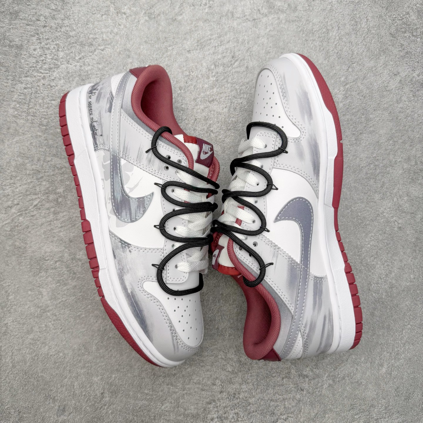 图片[3]-＃YC纯原 NK Dunk Low 城市废墟 DV0833-112 此款鞋身选用灰白基调，复刻了混凝土墙历经风雨后的独特肌理，拥有废墟美学最本质的低调与故事感。侧边标志性Swoosh如同残垣上倔强的涂鸦，是破败环境中最醒目的态度宣言——风格从未被埋没。黑色解构绑带如交错贯穿于废墟中的路径，将一座城市的沉默与力量，浓缩于方寸之间。定制系列天花板 无原鞋不开发 全系列得物原鞋一比一校对开发 配色持续更新中 终端对接 优势输出 全套原厂楦头原纸板数据档案倾力打造 原汁原味莞产 极致还原 圈内最强针车工艺 高端零售指定版 广东原厂配套原盒原标 鞋盒分三个尺码段 原厂冲刀 超高清洁度 全鞋零毛边皮料切割 采用原厂百宏鞋带以及原厂百宏织唛舌标 内标可供原厂几率过验 进口原装条纹中底布 四线拉帮白色点胶 原厂拉帮手法遵循公司 原厂电绣 极致还原 SIZE 40 40.5 41 42 42.5 43 44 44.5 45 46-选品中心