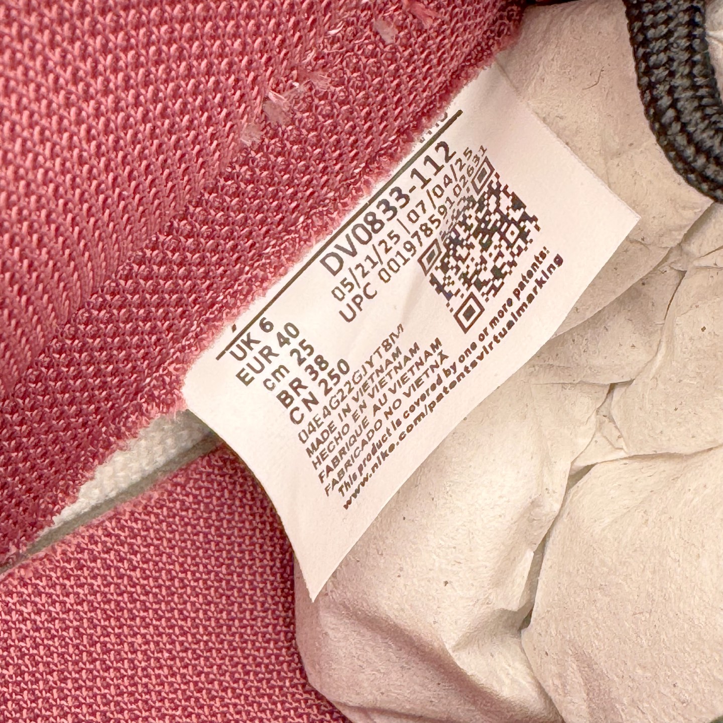 图片[12]-＃YC纯原 NK Dunk Low 城市废墟 DV0833-112 此款鞋身选用灰白基调，复刻了混凝土墙历经风雨后的独特肌理，拥有废墟美学最本质的低调与故事感。侧边标志性Swoosh如同残垣上倔强的涂鸦，是破败环境中最醒目的态度宣言——风格从未被埋没。黑色解构绑带如交错贯穿于废墟中的路径，将一座城市的沉默与力量，浓缩于方寸之间。定制系列天花板 无原鞋不开发 全系列得物原鞋一比一校对开发 配色持续更新中 终端对接 优势输出 全套原厂楦头原纸板数据档案倾力打造 原汁原味莞产 极致还原 圈内最强针车工艺 高端零售指定版 广东原厂配套原盒原标 鞋盒分三个尺码段 原厂冲刀 超高清洁度 全鞋零毛边皮料切割 采用原厂百宏鞋带以及原厂百宏织唛舌标 内标可供原厂几率过验 进口原装条纹中底布 四线拉帮白色点胶 原厂拉帮手法遵循公司 原厂电绣 极致还原 SIZE 40 40.5 41 42 42.5 43 44 44.5 45 46-选品中心