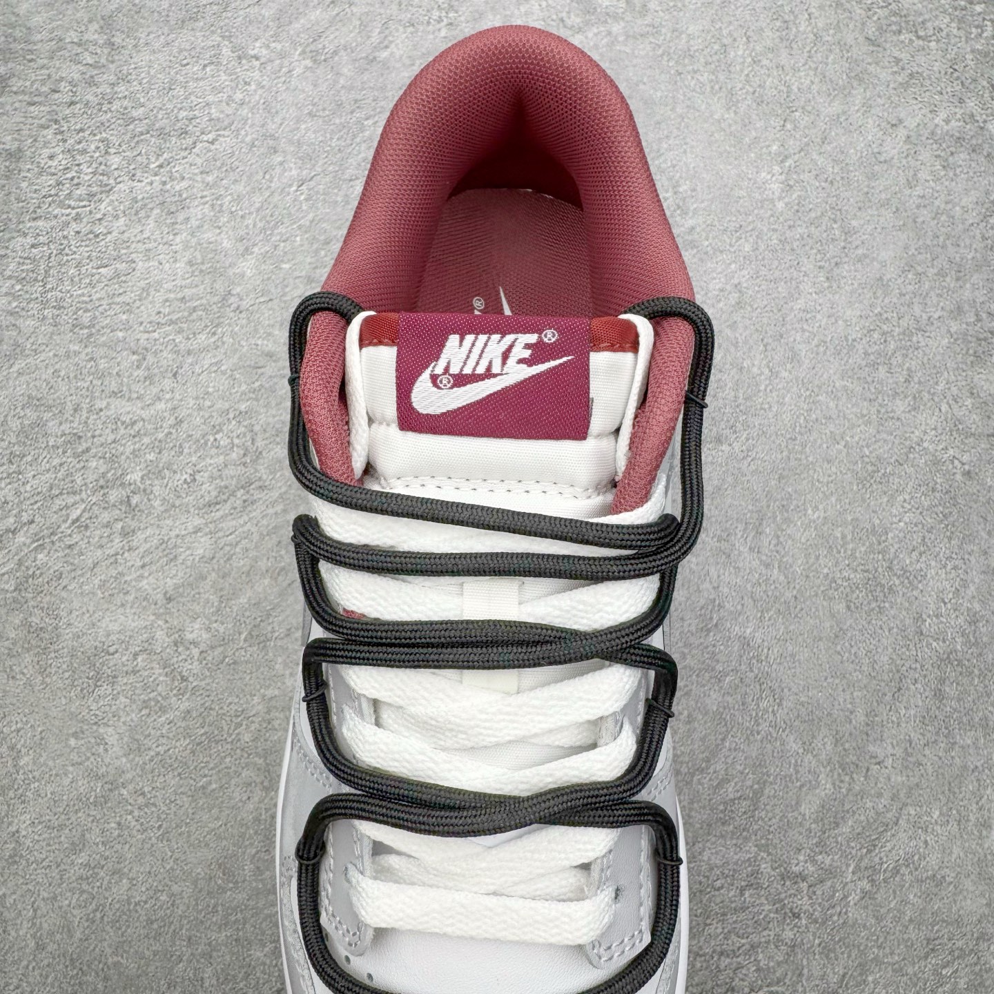 图片[5]-＃YC纯原 NK Dunk Low 城市废墟 DV0833-112 此款鞋身选用灰白基调，复刻了混凝土墙历经风雨后的独特肌理，拥有废墟美学最本质的低调与故事感。侧边标志性Swoosh如同残垣上倔强的涂鸦，是破败环境中最醒目的态度宣言——风格从未被埋没。黑色解构绑带如交错贯穿于废墟中的路径，将一座城市的沉默与力量，浓缩于方寸之间。定制系列天花板 无原鞋不开发 全系列得物原鞋一比一校对开发 配色持续更新中 终端对接 优势输出 全套原厂楦头原纸板数据档案倾力打造 原汁原味莞产 极致还原 圈内最强针车工艺 高端零售指定版 广东原厂配套原盒原标 鞋盒分三个尺码段 原厂冲刀 超高清洁度 全鞋零毛边皮料切割 采用原厂百宏鞋带以及原厂百宏织唛舌标 内标可供原厂几率过验 进口原装条纹中底布 四线拉帮白色点胶 原厂拉帮手法遵循公司 原厂电绣 极致还原 SIZE 40 40.5 41 42 42.5 43 44 44.5 45 46-选品中心