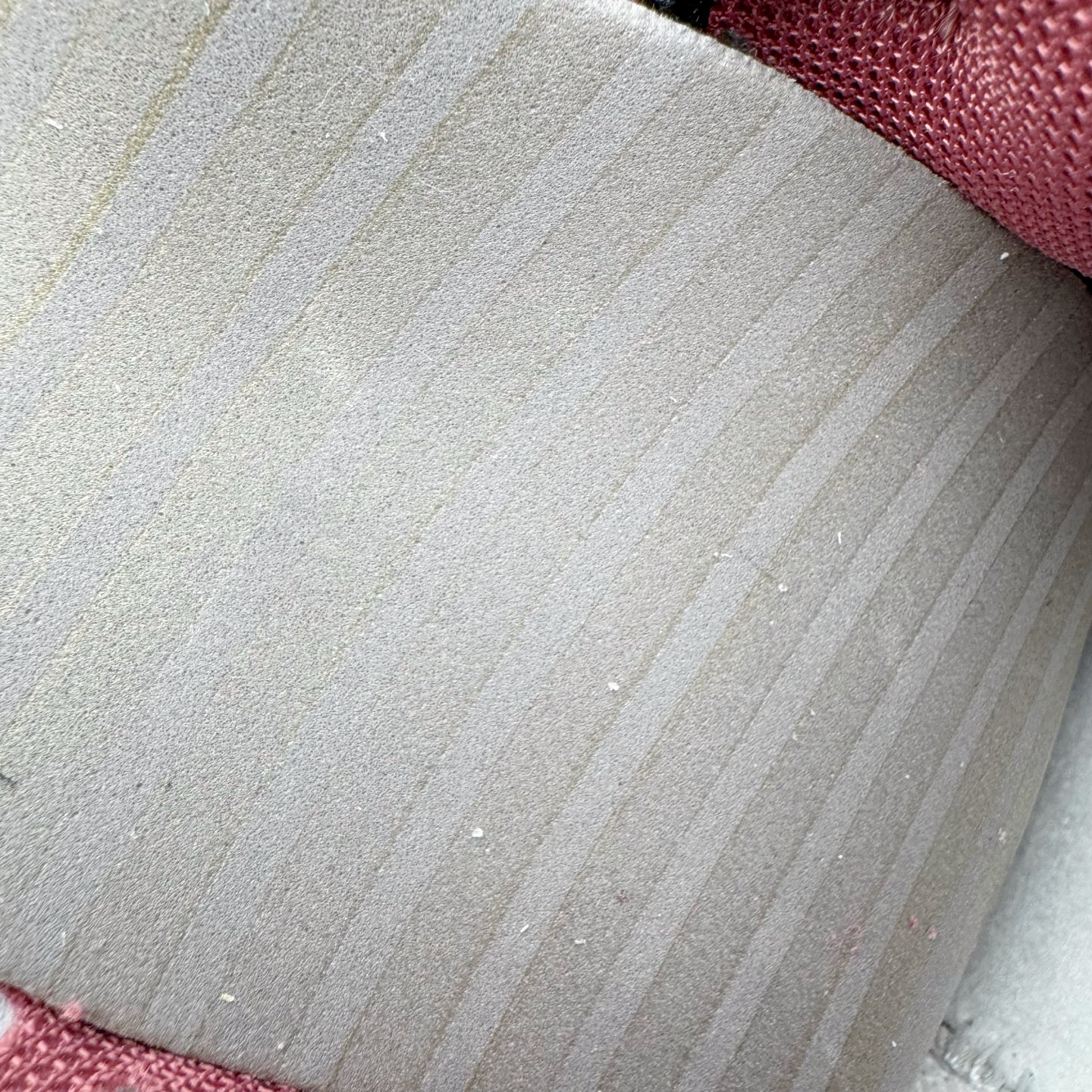 图片[11]-＃YC纯原 NK Dunk Low 城市废墟 DV0833-112 此款鞋身选用灰白基调，复刻了混凝土墙历经风雨后的独特肌理，拥有废墟美学最本质的低调与故事感。侧边标志性Swoosh如同残垣上倔强的涂鸦，是破败环境中最醒目的态度宣言——风格从未被埋没。黑色解构绑带如交错贯穿于废墟中的路径，将一座城市的沉默与力量，浓缩于方寸之间。定制系列天花板 无原鞋不开发 全系列得物原鞋一比一校对开发 配色持续更新中 终端对接 优势输出 全套原厂楦头原纸板数据档案倾力打造 原汁原味莞产 极致还原 圈内最强针车工艺 高端零售指定版 广东原厂配套原盒原标 鞋盒分三个尺码段 原厂冲刀 超高清洁度 全鞋零毛边皮料切割 采用原厂百宏鞋带以及原厂百宏织唛舌标 内标可供原厂几率过验 进口原装条纹中底布 四线拉帮白色点胶 原厂拉帮手法遵循公司 原厂电绣 极致还原 SIZE 40 40.5 41 42 42.5 43 44 44.5 45 46-选品中心