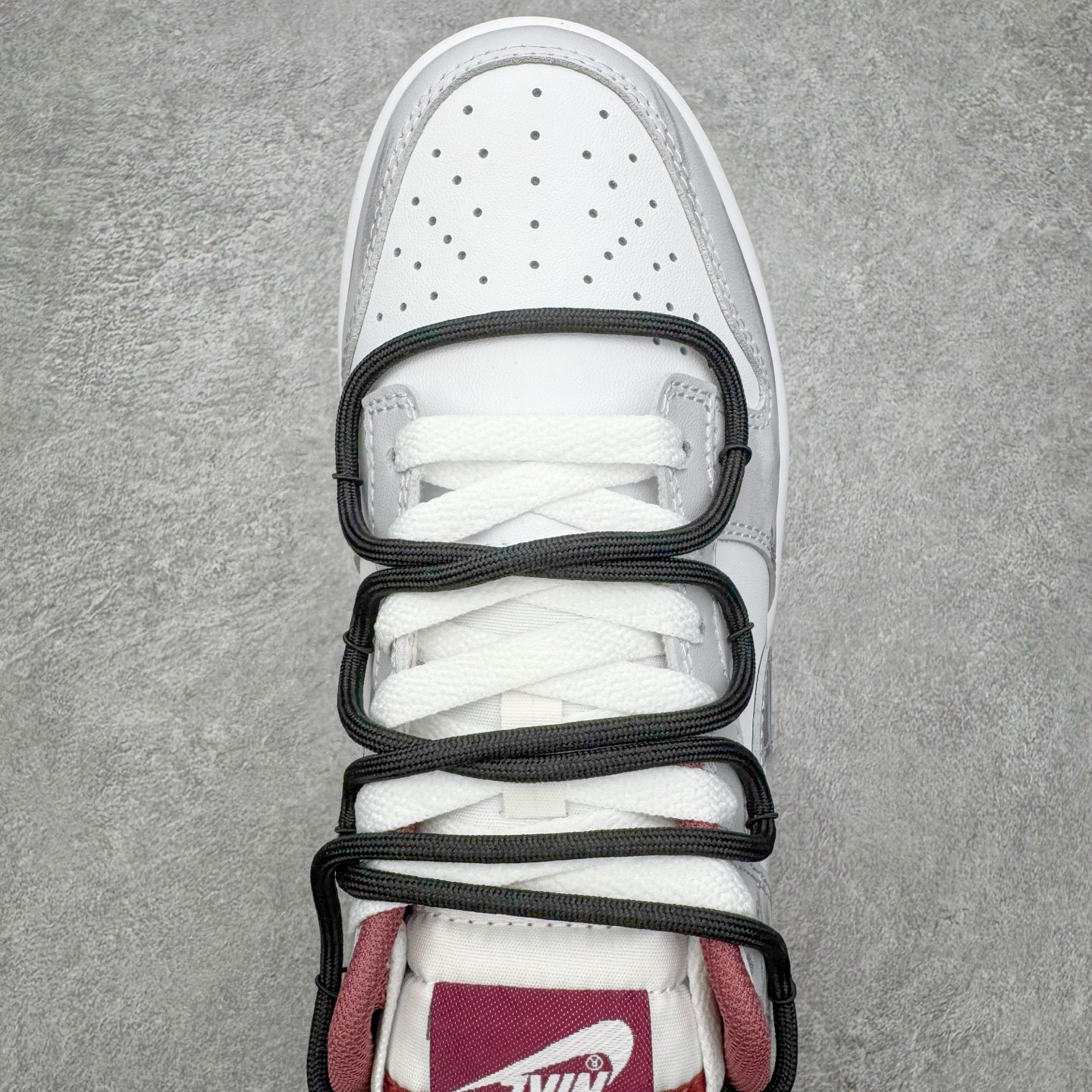 图片[4]-＃YC纯原 NK Dunk Low 城市废墟 DV0833-112 此款鞋身选用灰白基调，复刻了混凝土墙历经风雨后的独特肌理，拥有废墟美学最本质的低调与故事感。侧边标志性Swoosh如同残垣上倔强的涂鸦，是破败环境中最醒目的态度宣言——风格从未被埋没。黑色解构绑带如交错贯穿于废墟中的路径，将一座城市的沉默与力量，浓缩于方寸之间。定制系列天花板 无原鞋不开发 全系列得物原鞋一比一校对开发 配色持续更新中 终端对接 优势输出 全套原厂楦头原纸板数据档案倾力打造 原汁原味莞产 极致还原 圈内最强针车工艺 高端零售指定版 广东原厂配套原盒原标 鞋盒分三个尺码段 原厂冲刀 超高清洁度 全鞋零毛边皮料切割 采用原厂百宏鞋带以及原厂百宏织唛舌标 内标可供原厂几率过验 进口原装条纹中底布 四线拉帮白色点胶 原厂拉帮手法遵循公司 原厂电绣 极致还原 SIZE 40 40.5 41 42 42.5 43 44 44.5 45 46-选品中心