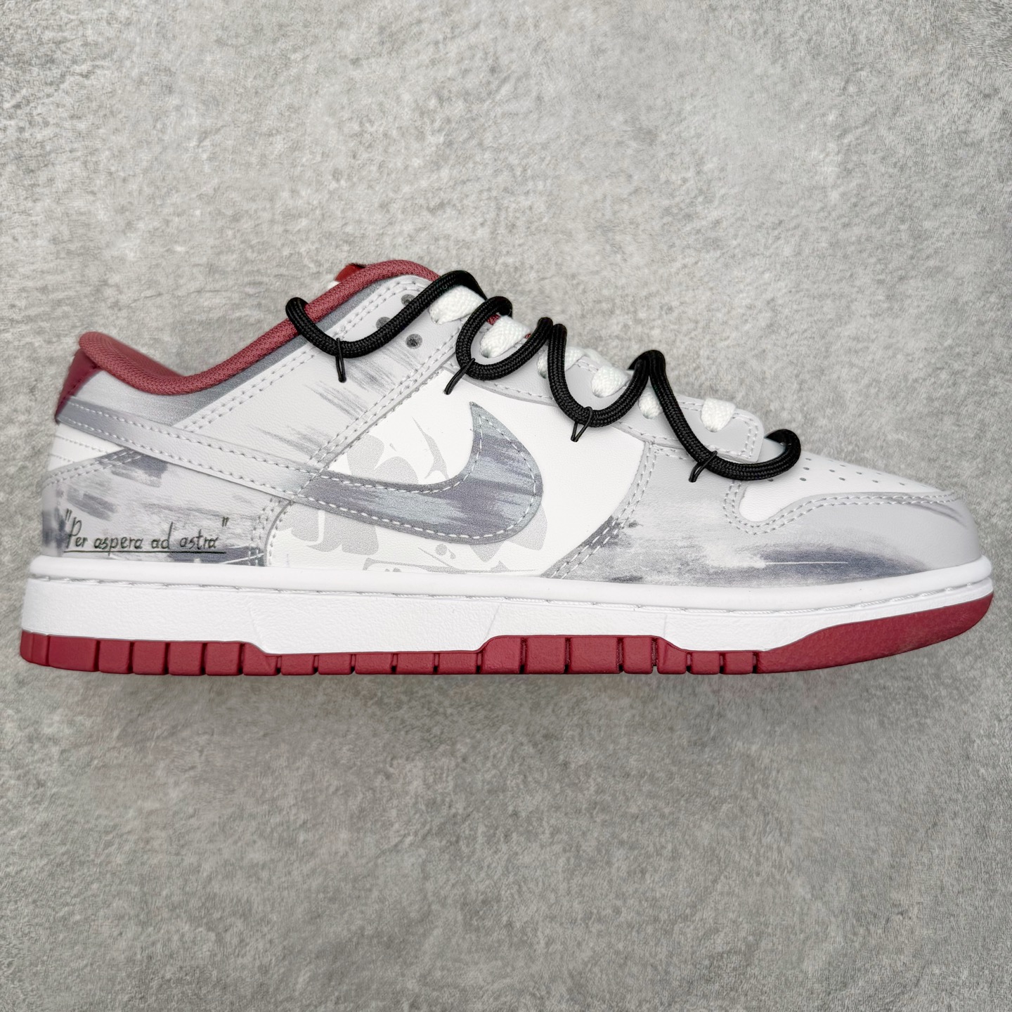 ＃YC纯原 NK Dunk Low 城市废墟 DV0833-112 此款鞋身选用灰白基调，复刻了混凝土墙历经风雨后的独特肌理，拥有废墟美学最本质的低调与故事感。侧边标志性Swoosh如同残垣上倔强的涂鸦，是破败环境中最醒目的态度宣言——风格从未被埋没。黑色解构绑带如交错贯穿于废墟中的路径，将一座城市的沉默与力量，浓缩于方寸之间。定制系列天花板 无原鞋不开发 全系列得物原鞋一比一校对开发 配色持续更新中 终端对接 优势输出 全套原厂楦头原纸板数据档案倾力打造 原汁原味莞产 极致还原 圈内最强针车工艺 高端零售指定版 广东原厂配套原盒原标 鞋盒分三个尺码段 原厂冲刀 超高清洁度 全鞋零毛边皮料切割 采用原厂百宏鞋带以及原厂百宏织唛舌标 内标可供原厂几率过验 进口原装条纹中底布 四线拉帮白色点胶 原厂拉帮手法遵循公司 原厂电绣 极致还原 SIZE 40 40.5 41 42 42.5 43 44 44.5 45 46-选品中心