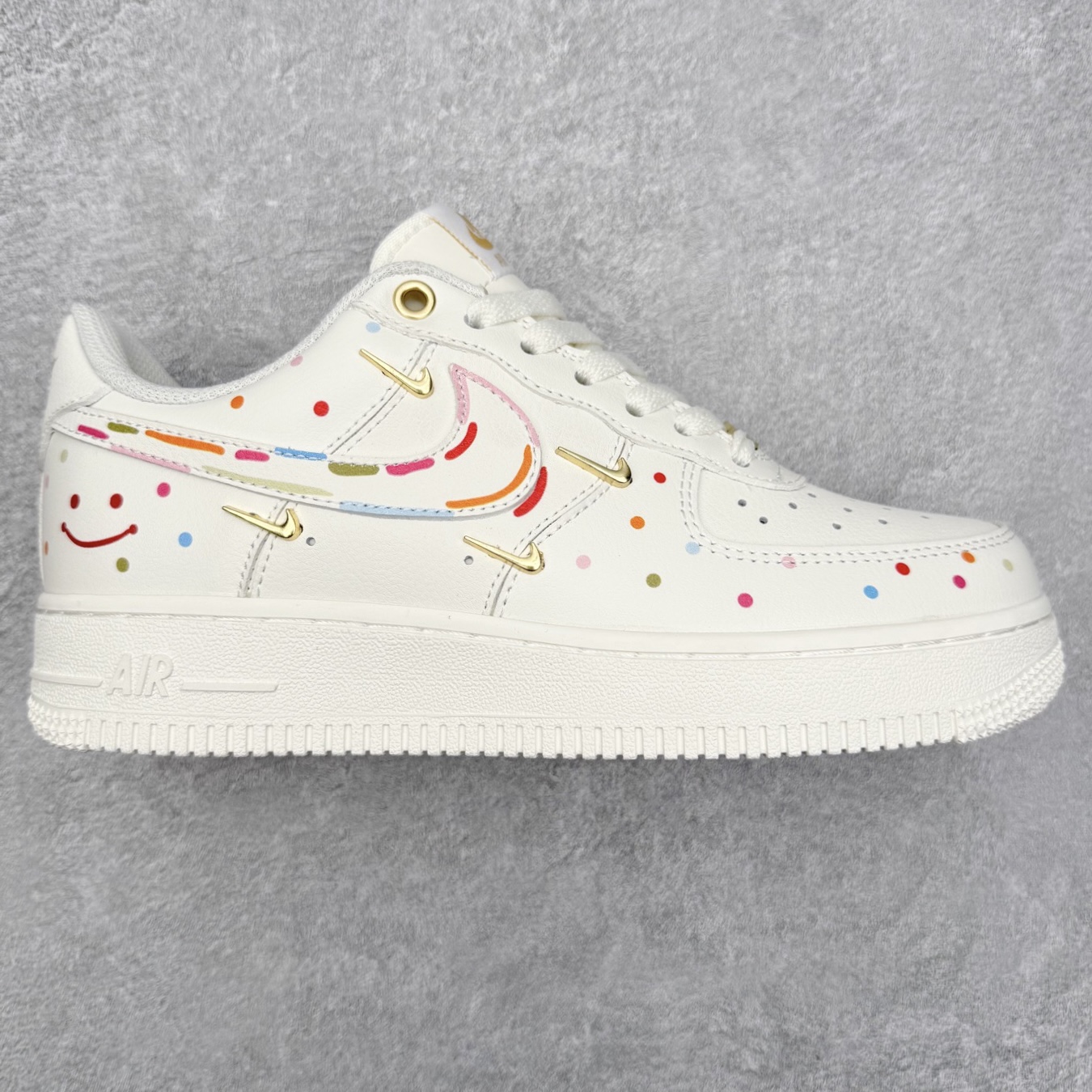 NK Air Force 1´07 Low 空军一号低帮百搭休闲运动板鞋 ZH0316-151 柔软、弹性十足的缓震性能和出色的中底设计 横跨复古与现代的外型结合 造就出风靡全球 三十多年的Force 1 直到今天还深受青睐 实拍调校N版已经零色差零失真 百分百还原实物色彩所见即所得 不存在货不对板色差等低级问题 选购参考实物拍摄 不混卖不参货 只用心做好货严格选品 承诺混一赔十 尺码：36 36.5 37.5 38 38.5 39 40 40.5 41 42 42.5 43 44 44.5 45-选品中心