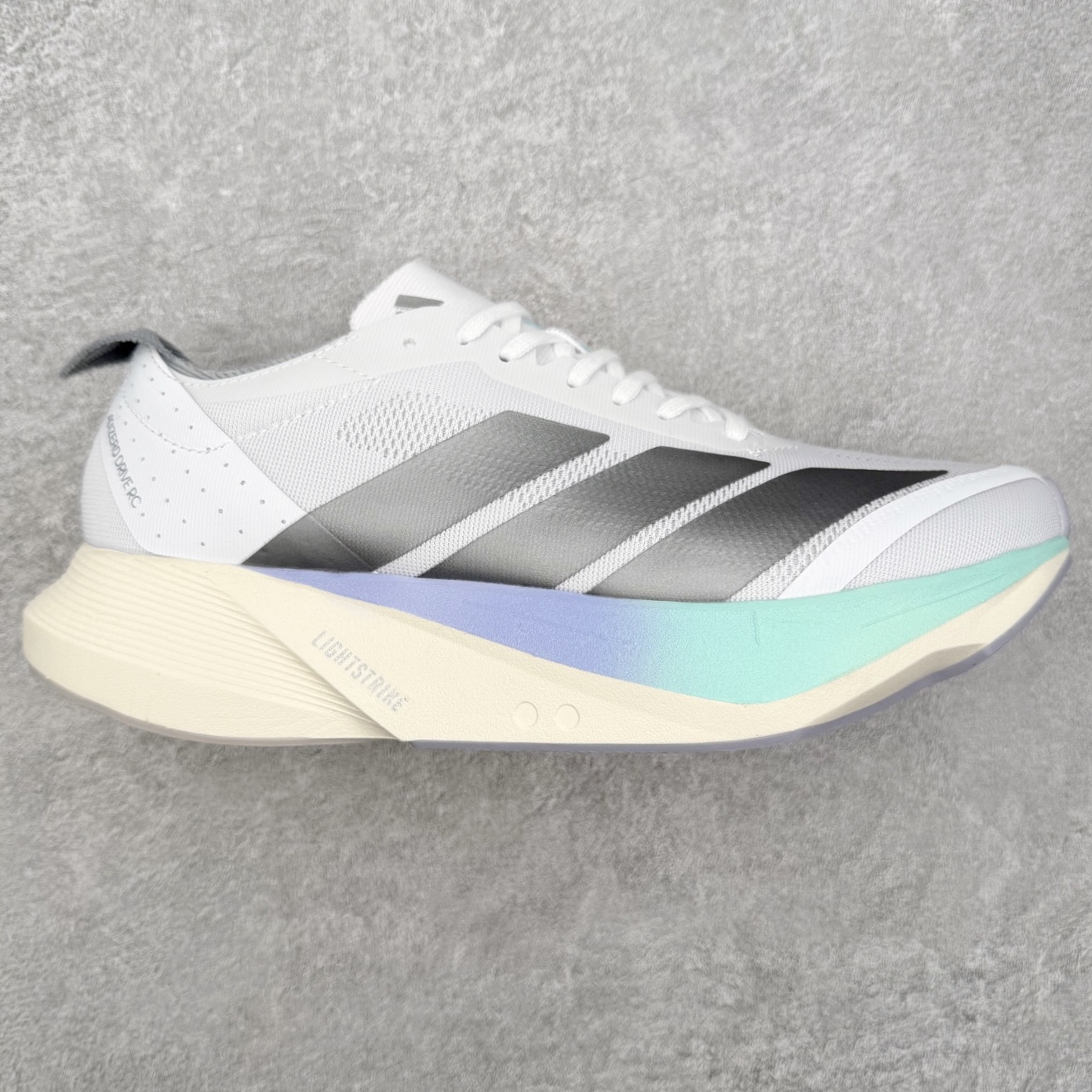 AD Adizero Drive RC M 马拉松竞速专业跑鞋 CELERMESH针织网面非常轻薄 纤维间的缝隙很大 可以保证跑步时的透气、排汗效果 鞋舌直接与两侧的内衬和鞋底连接在一起 在跑步过程中不会被鞋舌的左右移动所困扰 在标准鞋带孔的基础上再拓宽一组鞋带孔 适合不同脚型的需求 突破性 EnergyRods 技术，有助于跑者实现更好的成绩 中底独特的LIGHTSTRIKE PRO泡棉材质 微弹感觉在跑步过程中给予了良好的支撑体验 对于顶级精英和高水平进阶跑者来说 ADIOS PRO是一双值得信赖的竞速比赛用鞋 尺码：36 36.5 37.5 38 38.5 39 40 40.5 41 42 42.5 43 44 44.5 45-选品中心