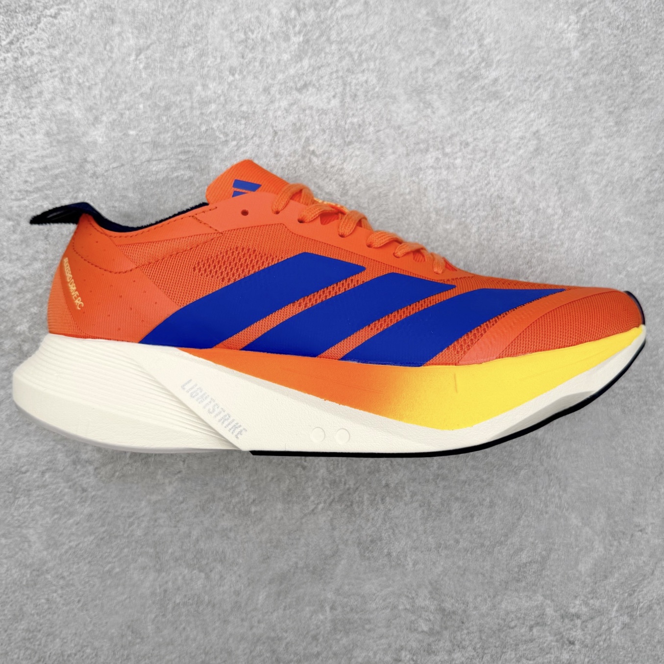 图片[3]-AD Adizero Drive RC M 马拉松竞速专业跑鞋 CELERMESH针织网面非常轻薄 纤维间的缝隙很大 可以保证跑步时的透气、排汗效果 鞋舌直接与两侧的内衬和鞋底连接在一起 在跑步过程中不会被鞋舌的左右移动所困扰 在标准鞋带孔的基础上再拓宽一组鞋带孔 适合不同脚型的需求 突破性 EnergyRods 技术，有助于跑者实现更好的成绩 中底独特的LIGHTSTRIKE PRO泡棉材质 微弹感觉在跑步过程中给予了良好的支撑体验 对于顶级精英和高水平进阶跑者来说 ADIOS PRO是一双值得信赖的竞速比赛用鞋 尺码：36 36.5 37.5 38 38.5 39 40 40.5 41 42 42.5 43 44 44.5 45-选品中心