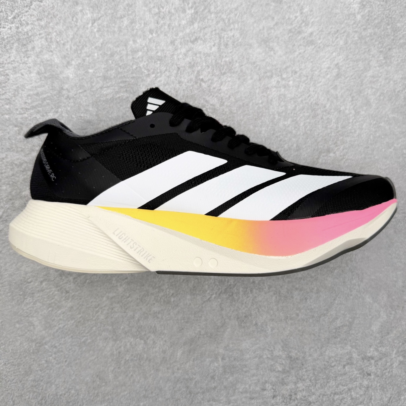 AD Adizero Drive RC M 马拉松竞速专业跑鞋 CELERMESH针织网面非常轻薄 纤维间的缝隙很大 可以保证跑步时的透气、排汗效果 鞋舌直接与两侧的内衬和鞋底连接在一起 在跑步过程中不会被鞋舌的左右移动所困扰 在标准鞋带孔的基础上再拓宽一组鞋带孔 适合不同脚型的需求 突破性 EnergyRods 技术，有助于跑者实现更好的成绩 中底独特的LIGHTSTRIKE PRO泡棉材质 微弹感觉在跑步过程中给予了良好的支撑体验 对于顶级精英和高水平进阶跑者来说 ADIOS PRO是一双值得信赖的竞速比赛用鞋 尺码：36 36.5 37.5 38 38.5 39 40 40.5 41 42 42.5 43 44 44.5 45-选品中心