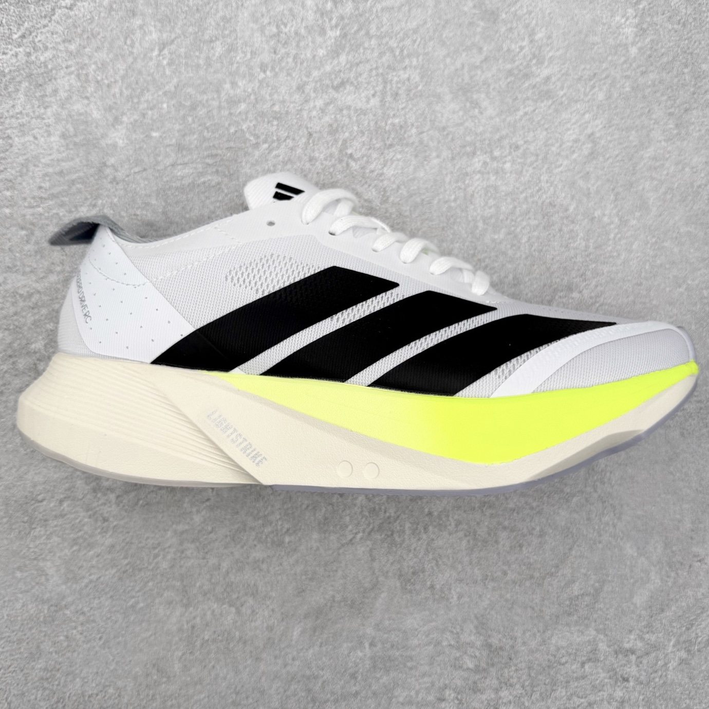 图片[2]-AD Adizero Drive RC M 马拉松竞速专业跑鞋 CELERMESH针织网面非常轻薄 纤维间的缝隙很大 可以保证跑步时的透气、排汗效果 鞋舌直接与两侧的内衬和鞋底连接在一起 在跑步过程中不会被鞋舌的左右移动所困扰 在标准鞋带孔的基础上再拓宽一组鞋带孔 适合不同脚型的需求 突破性 EnergyRods 技术，有助于跑者实现更好的成绩 中底独特的LIGHTSTRIKE PRO泡棉材质 微弹感觉在跑步过程中给予了良好的支撑体验 对于顶级精英和高水平进阶跑者来说 ADIOS PRO是一双值得信赖的竞速比赛用鞋 尺码：36 36.5 37.5 38 38.5 39 40 40.5 41 42 42.5 43 44 44.5 45-选品中心