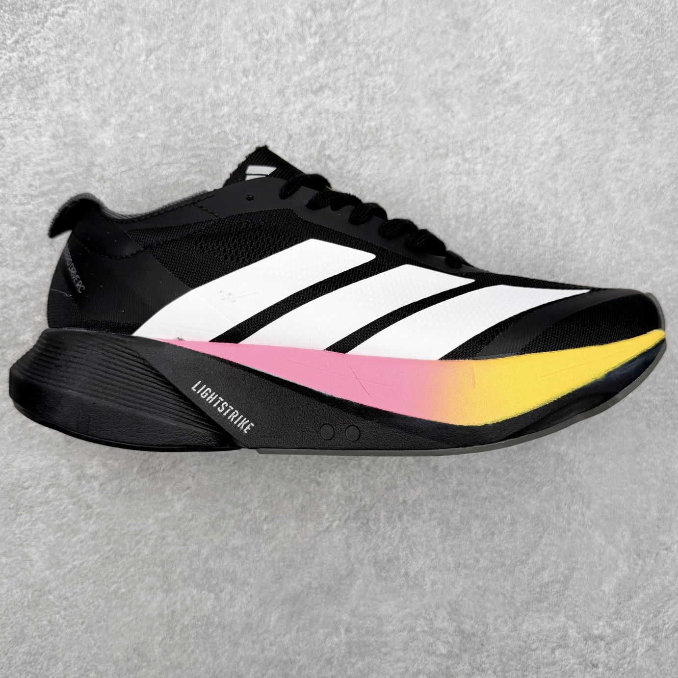 AD Adizero Drive RC M 马拉松竞速专业跑鞋 CELERMESH针织网面非常轻薄 纤维间的缝隙很大 可以保证跑步时的透气、排汗效果 鞋舌直接与两侧的内衬和鞋底连接在一起 在跑步过程中不会被鞋舌的左右移动所困扰 在标准鞋带孔的基础上再拓宽一组鞋带孔 适合不同脚型的需求 突破性 EnergyRods 技术，有助于跑者实现更好的成绩 中底独特的LIGHTSTRIKE PRO泡棉材质 微弹感觉在跑步过程中给予了良好的支撑体验 对于顶级精英和高水平进阶跑者来说 ADIOS PRO是一双值得信赖的竞速比赛用鞋 尺码：36 36.5 37.5 38 38.5 39 40 40.5 41 42 42.5 43 44 44.5 45-选品中心