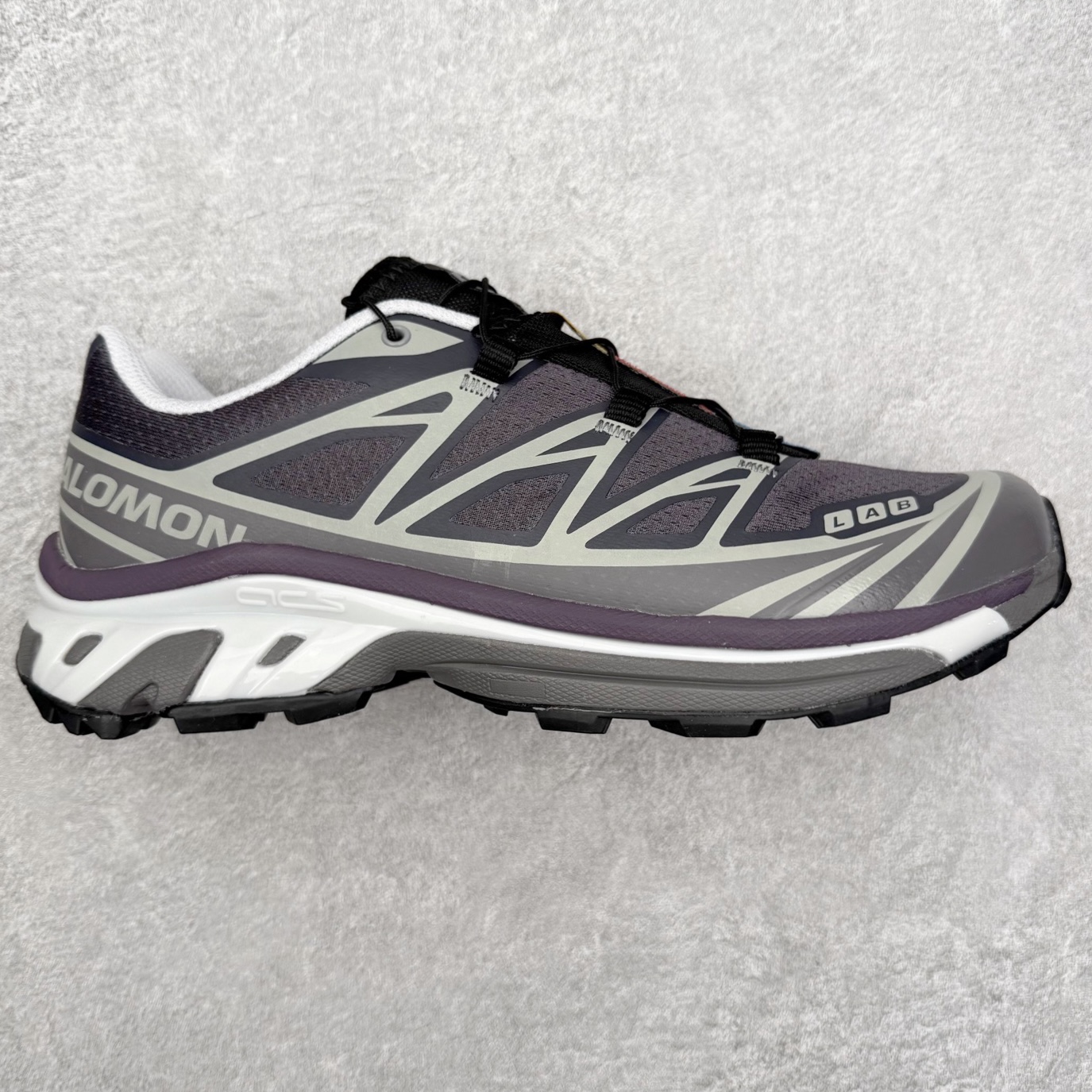 Salomon XT-6 萨洛蒙复古潮流户外机能登山跑鞋 纯原外贸平台特供订单 耗时半年巨作 全套原纸板楦头开发 原厂特供网布配套加持 确保原汁原味 完美呈现版型 原档数据独家私模五层组合大底 男女鞋同步官方开发至46.5 原装Ortholite轻量化鞋垫 中底布带钢印编号 原厂TPU锁扣 进口港宝加持 后跟自然饱满 还原公司包裹性 鞋面以“锯齿”状的包裹系统呈现 在基色底之下加入了各种色点缀 将公司的最新技术和时尚前卫的造型融入耐用的长跑款式中 鞋面由 TPU 薄膜制成 并焊接在高耐磨网眼上 使其既时尚又坚固 由 ACS底盘支撑 可增强稳定性和支撑力 以及由橡胶凸耳 Contragrip外底覆盖的 EVA 缓冲中底 旨在应对崎岖的地形 鞋舌上的彩色Salomon 标签、Quicklace 系统以及鞋头、鞋舌和鞋跟上的附加品牌使细节更加完美 让穿着者可以轻松驾驭户外与通勤下的任何运动生活场景 无缝鞋身户外随意纵横 颜值与脚感兼备 出街通勤 绝对非常吸睛 你值得拥有 尺码：36 36.5 37.5 38 38.5 39 40 40.5 41 42 42.5 43 44 44.5 45 注意：偏小1码-选品中心