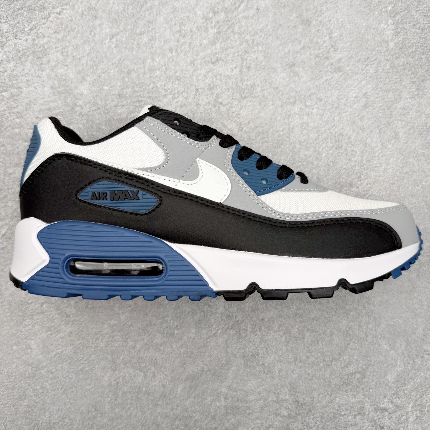＃MX版 NK Air MAX 90 气垫复古减震跑步鞋 FB9658-002 经典重温 独家陆续补货 外单专供大厂出品 品质稳定 一百余色 终端操作 Air Max 90于1990年推出 来自Air Max系列 在Air Max 1的基础上改进而得 增加了气垫面积 外型上也更为流线 最特別的就是加入了菱纹塑胶嵌板 为Air Max 90增添了许多潮流气息 皮革鞋面 造就出色耐穿性和支撑力 Max Air缓震配置搭配泡棉中底 令Air Max 90轻盈而舒适 华夫格橡胶外底 铸就Air Max 90非凡的抓地力 而Air Max 90不仅是一双跑鞋 它成功跨越了时间的演进 成为了球鞋文化与潮流圈中最熟为人知的鞋款之一 尺码：36 36.5 37.5 38 38.5 39 40 40.5 41 42 42.5 43 44 44.5 45-选品中心
