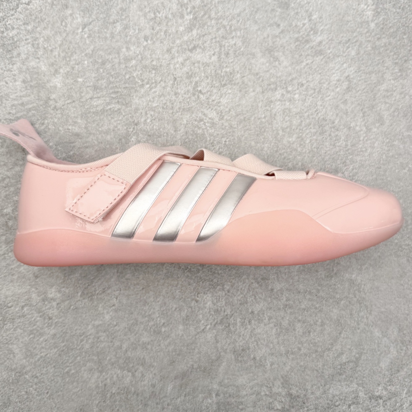 Caroline Hu x Edison Chen x AD Originals Taekwondo 三方联名 舒适耐用生活休闲鞋 实拍调校N版已经零色差零失真 百分百还原实物色彩所见即所得 不存在货不对板色差等低级问题 选购参考实物拍摄 不混卖不参货 只用心做好货严格选品 承诺混一赔十 尺码：36 36.5 37.5 38 38.5 39 40 40.5 41 42 42.5 43 44 44.5 45-选品中心