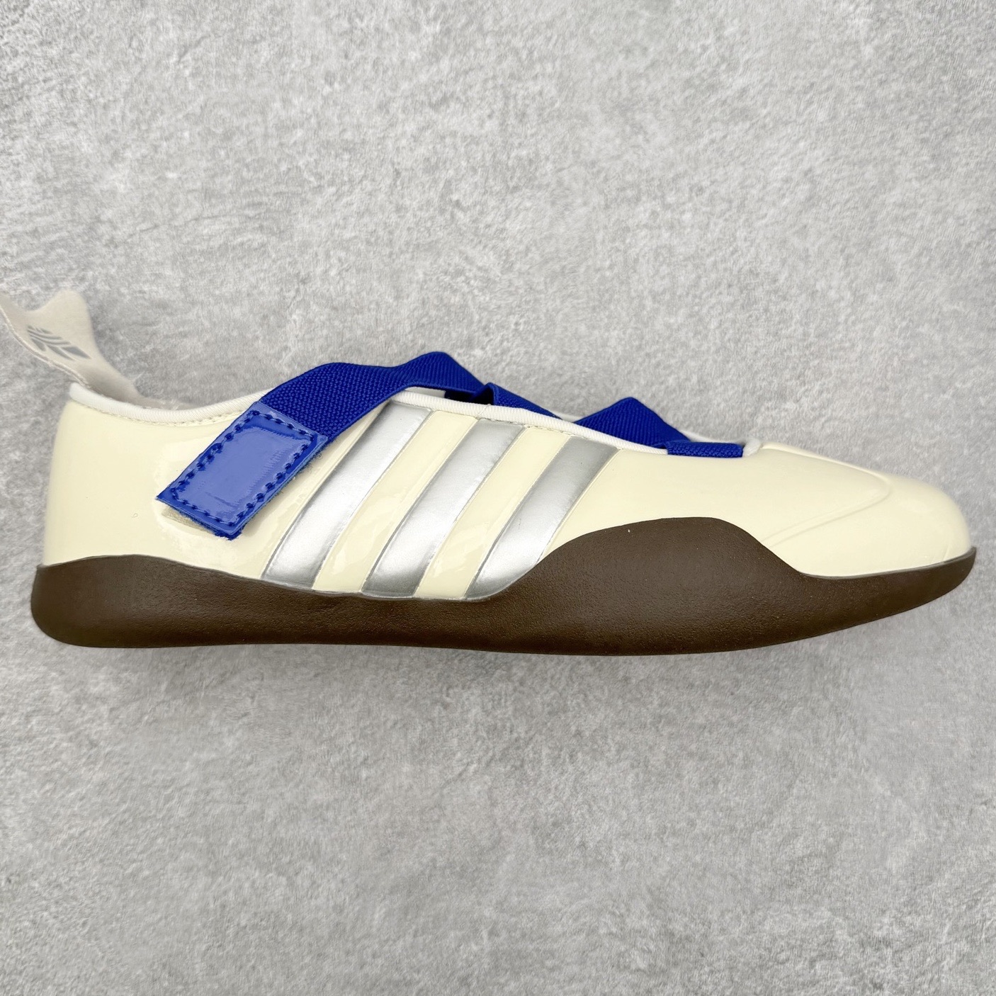 Caroline Hu x Edison Chen x AD Originals Taekwondo 三方联名 舒适耐用生活休闲鞋 实拍调校N版已经零色差零失真 百分百还原实物色彩所见即所得 不存在货不对板色差等低级问题 选购参考实物拍摄 不混卖不参货 只用心做好货严格选品 承诺混一赔十 尺码：36 36.5 37.5 38 38.5 39 40 40.5 41 42 42.5 43 44 44.5 45-选品中心