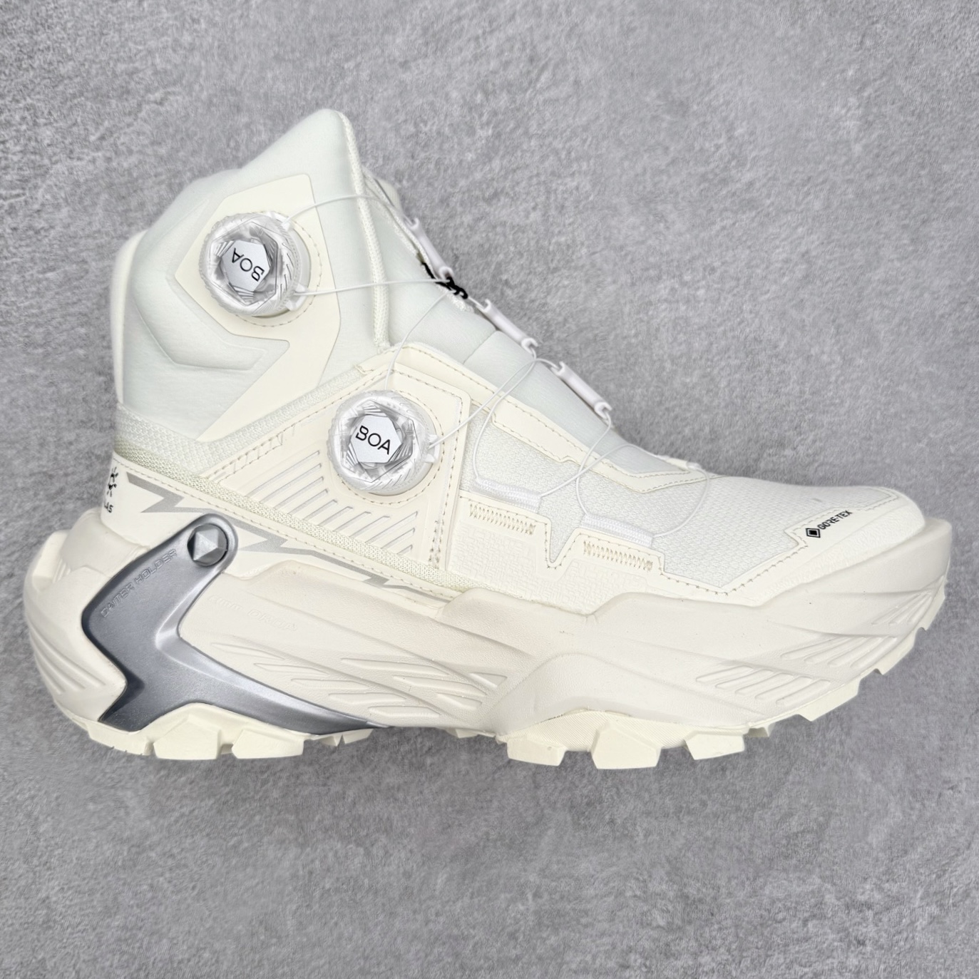 ＃K版 KAILAS YAN GTX HIGH 凯乐石运动户外舒适时尚防滑防水透气高帮登山徒步鞋 KAILAS凯乐石品牌是全球三大全系攀登品牌之一，于2003年创立于中国广州，致力于为有攀登梦想的户外运动员及爱好者，研发制造功能性专业装备，满足他们在极限环境下安全舒适的需求，凯乐石专注于科技面料的开发及专业功能设计，产品线覆盖登山、攀岩、徒步、越野跑山、露营、旅行等多项户外运动，通过运动员的测试反馈，不断进化迭代，产品荣获国内外大奖71座，发明专利21个，更突破性的自主研发攀登器械，打造出中国的攀登硬实力。实拍调校N版已经零色差零失真 百分百还原实物色彩所见即所得 不存在货不对板色差等低级问题 选购参考实物拍摄 不混卖不参货 只用心做好货严格选品 承诺混一赔十 尺码：36 36.5 37.5 38 38.5 39 40 40.5 41 42 42.5 43 44 44.5 45-选品中心