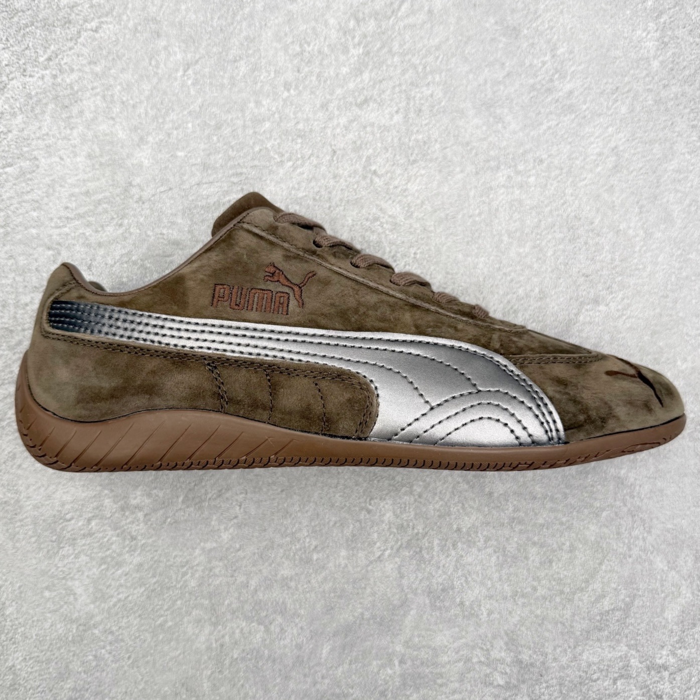 ＃TG特价福利 PUMA Speedca OG 彪马极速赛车系列低帮德训风拼接复古百搭休闲运动赛车鞋 鞋款从80、90年代赛车手所穿的防火赛车鞋为原型，鞋身线条模仿了赛车的流线廓形，体现了空气动力学原理的结构。简约流畅的外观，恰好又和贯穿其中的Formstrip Logo融合恰到好处，视觉上细节丰富且协调。本次Speedcat OG鞋款归来，最大看点自然式保留了窄版鞋型以及薄底构造。这两年各品牌鞋底越做越厚，Speedcat反其道而行之，上脚几乎无鞋底的效果带来耳目一新的视觉体验。鞋面依旧是以质感细腻的麂皮材质打造，并且大面积近乎全包裹的使用，复古味道也愈发浓烈。配色上更是将最原始的黑色和红色带回，向F1赛车队的标志性队服致敬。相信让各位一眼种草的更多是出挑的大红色，上脚即可瞬间点亮整体造型，在以球鞋为核心的OOTD中脱颖而出。而另一款黑色则是低调的万金油，彰显新潮个性的同时又不喧宾夺主，也是热爱简约系穿搭朋友的首选。 尺码：35.5 36 37 37.5 38 38.5 39 40 40.5 41 42 42.5 43 44 44.5 45-选品中心